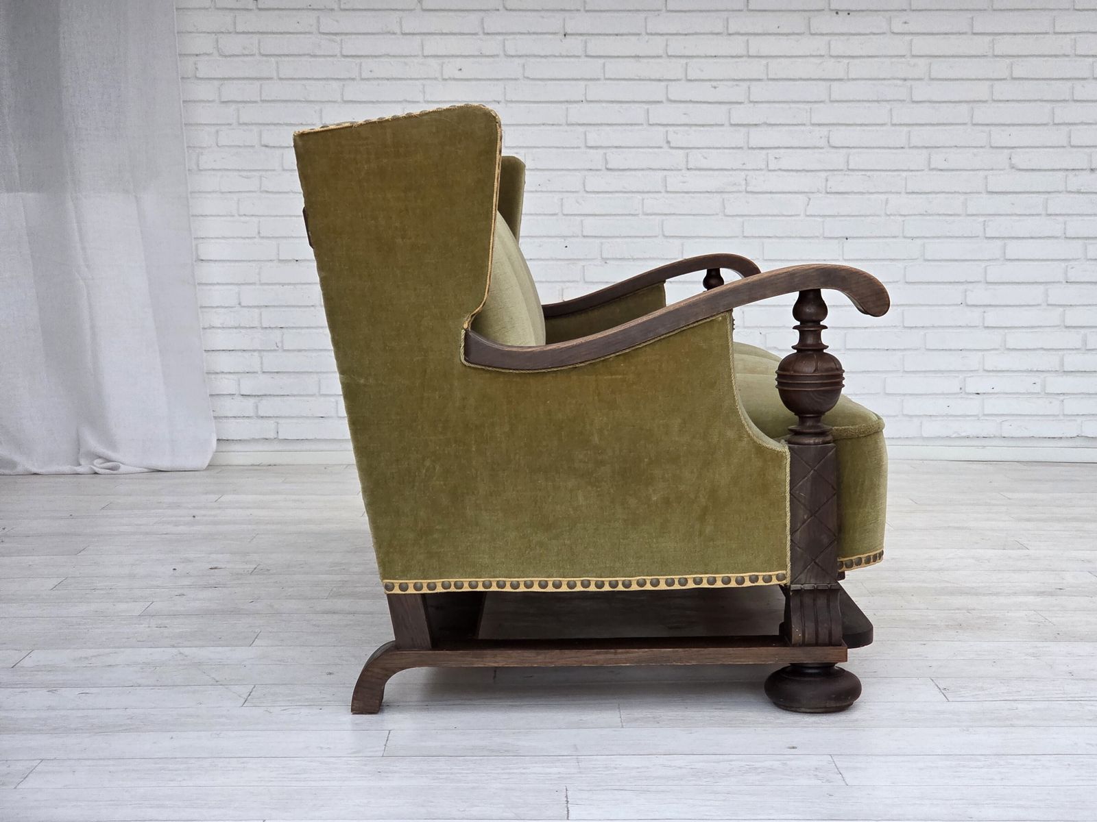photo vinterior 1950s, 3 Seater Danish Sofa, Original Condition, Furniture Velour, Solid Oak Wood.