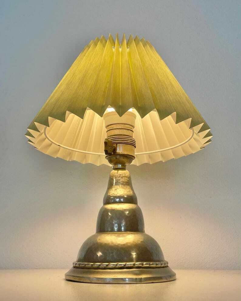 Deens art deco tafellampje in gehamerd tin met organische vorm, decoratie en groene vintage stoffen geplooide kap — ontwerp van Hags, Denemarken photo for sale