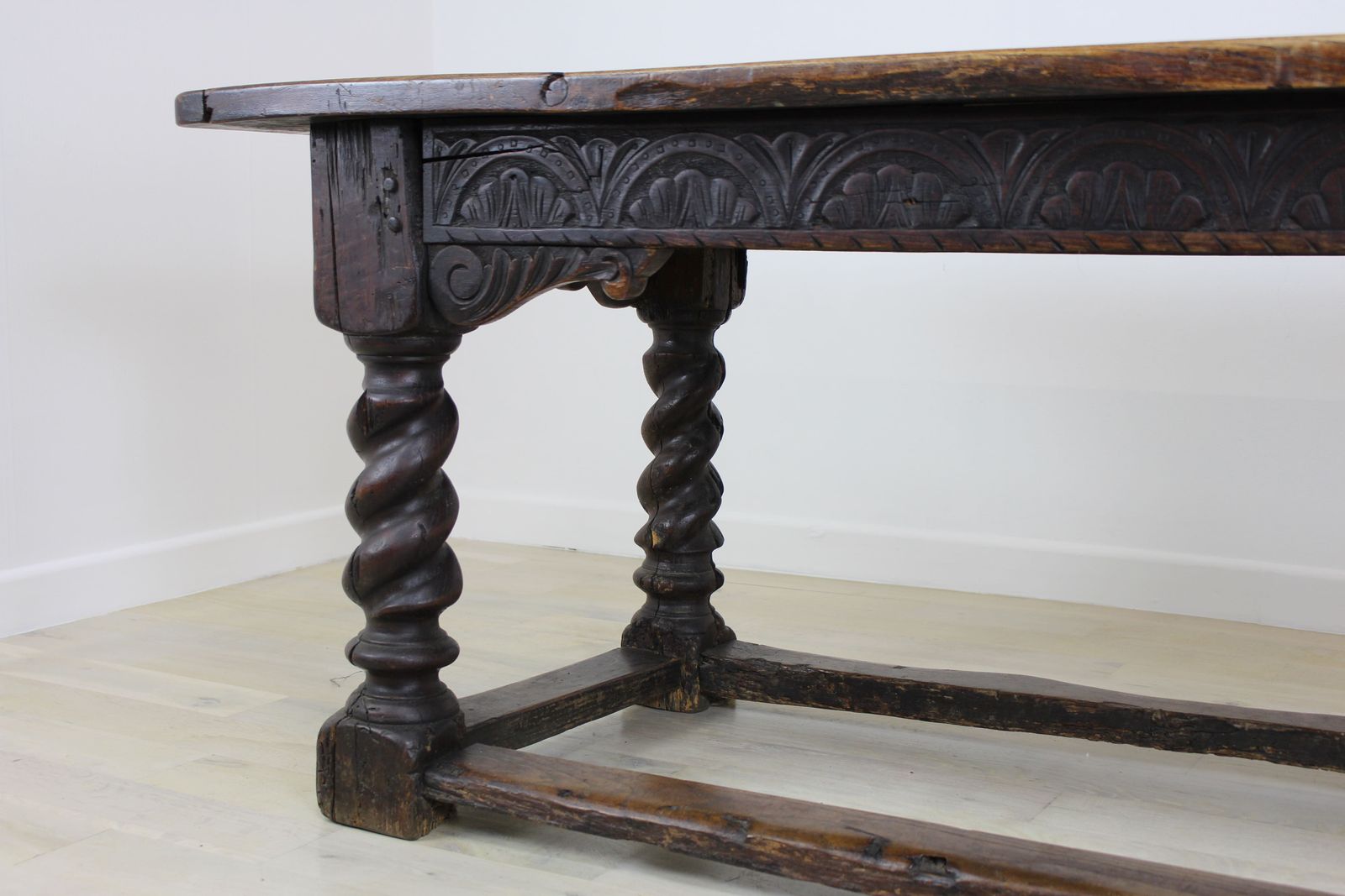 photo vinterior Antique Carved Oak Refectory Table 17th Century And Later