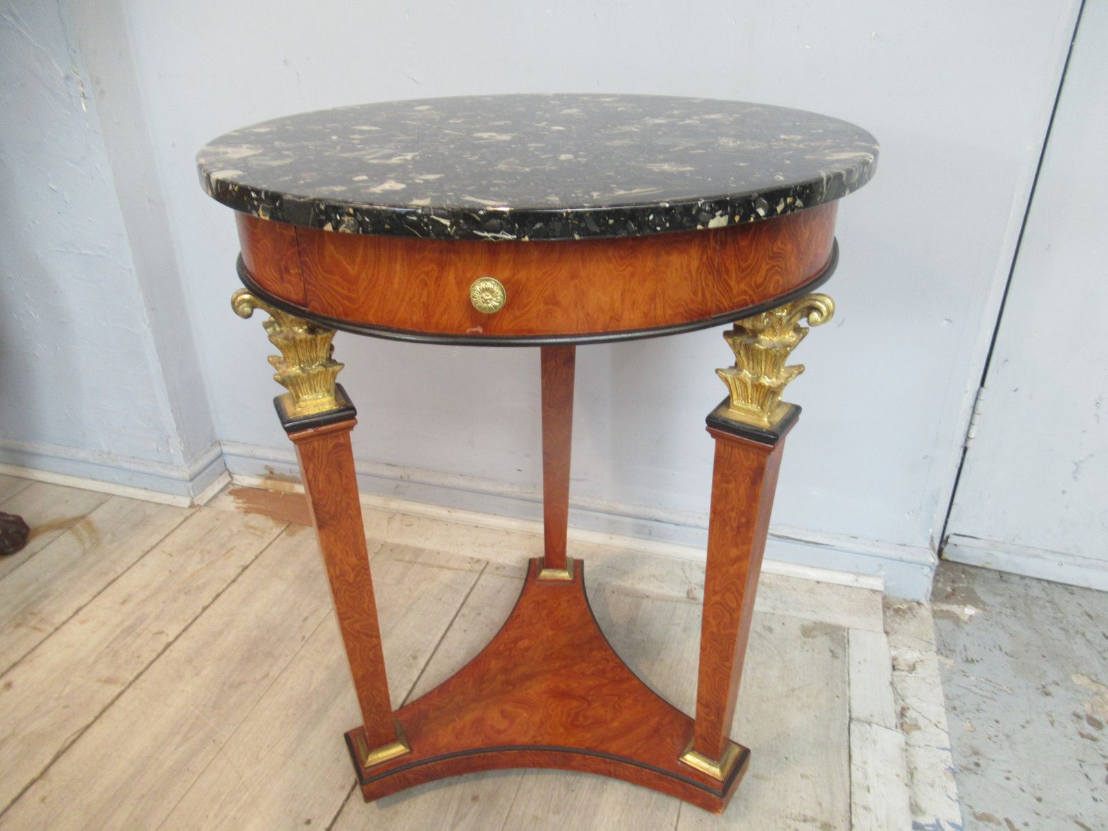 photo furniture Round Marble Top     Lamp Table