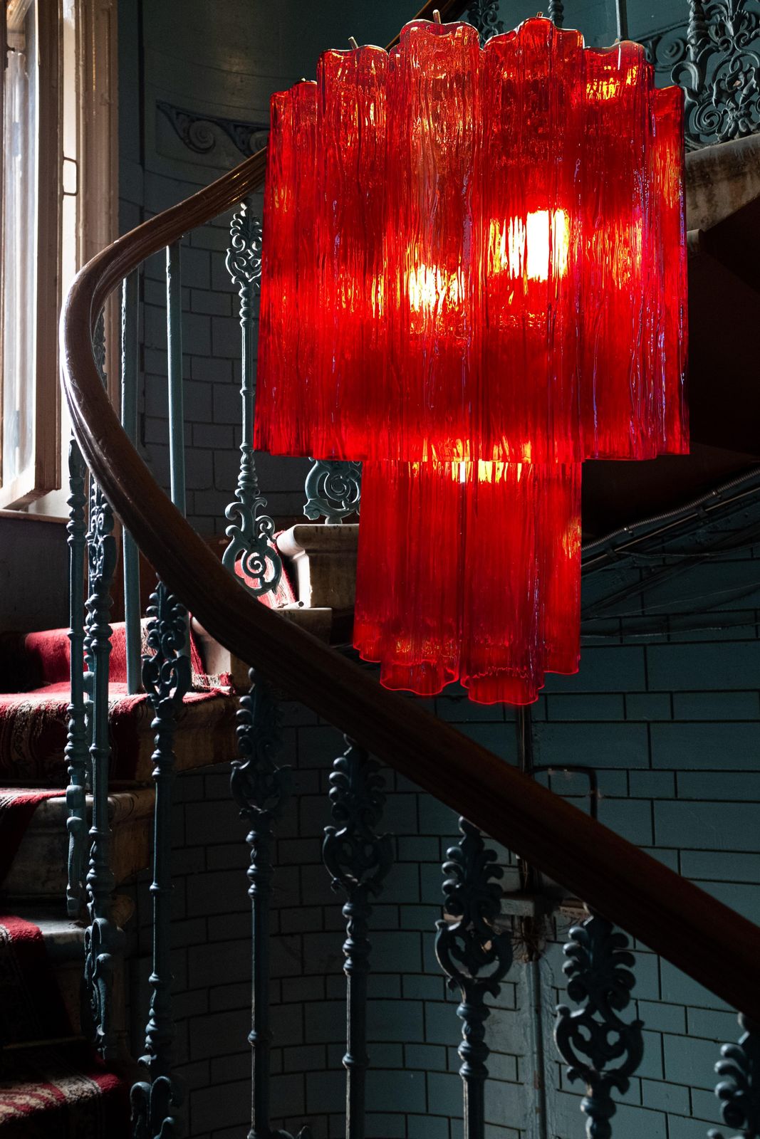 photo vinterior Amazing Pair Of Italian Ruby Red Chandeliers, Murano By Valentina Planta