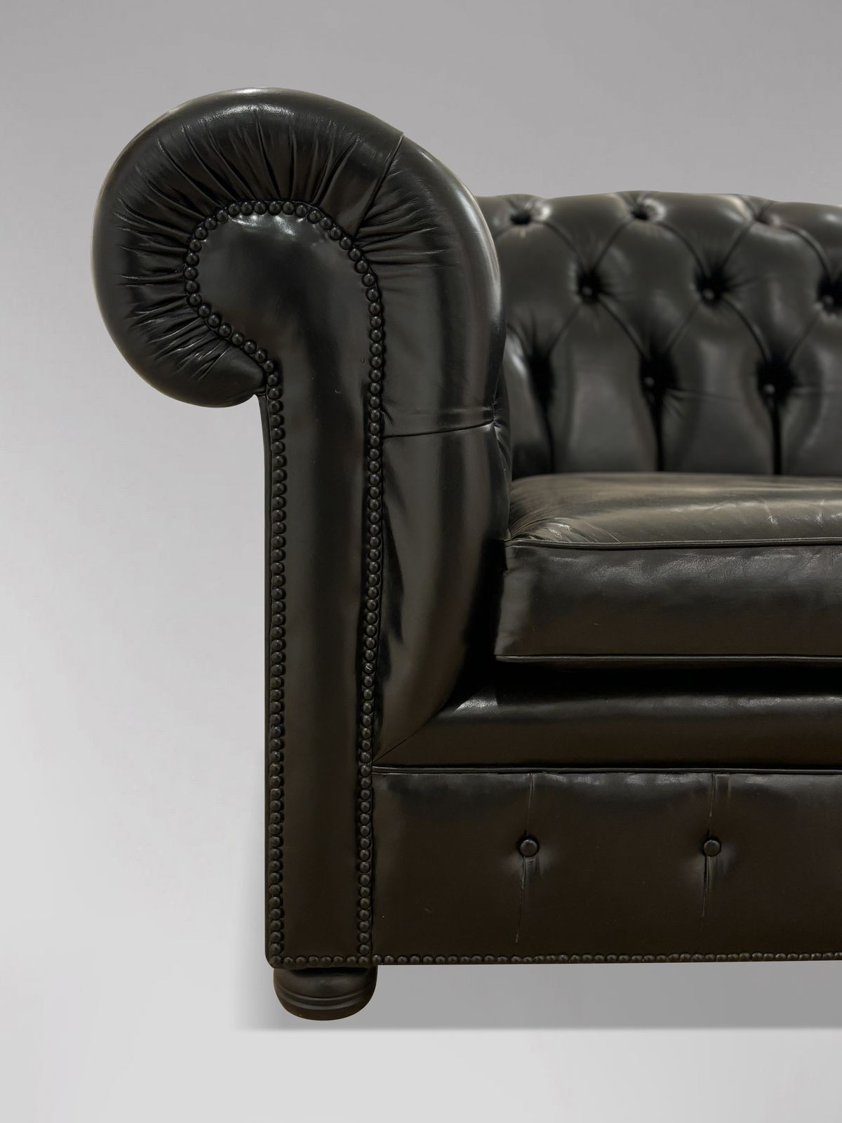 Black Leather 2 Seater Chesterfield Sofa photo vinterior