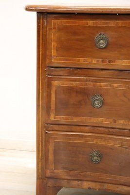 photo furniture Antique Chest Of Drawers In Walnut, 18th Century