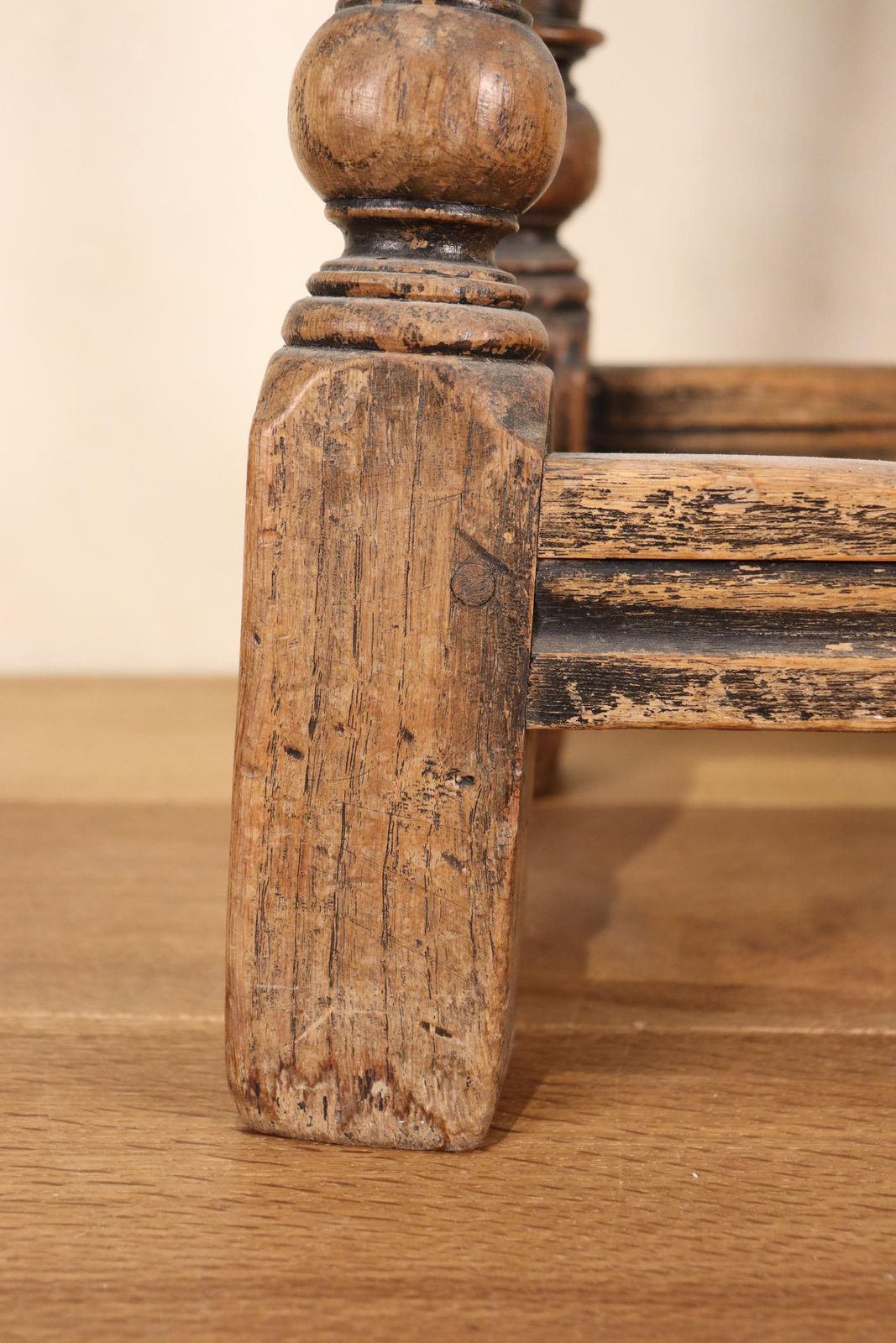 photo furniture Antique Solid Oak Patinated Joint Stool Bench (St.211)