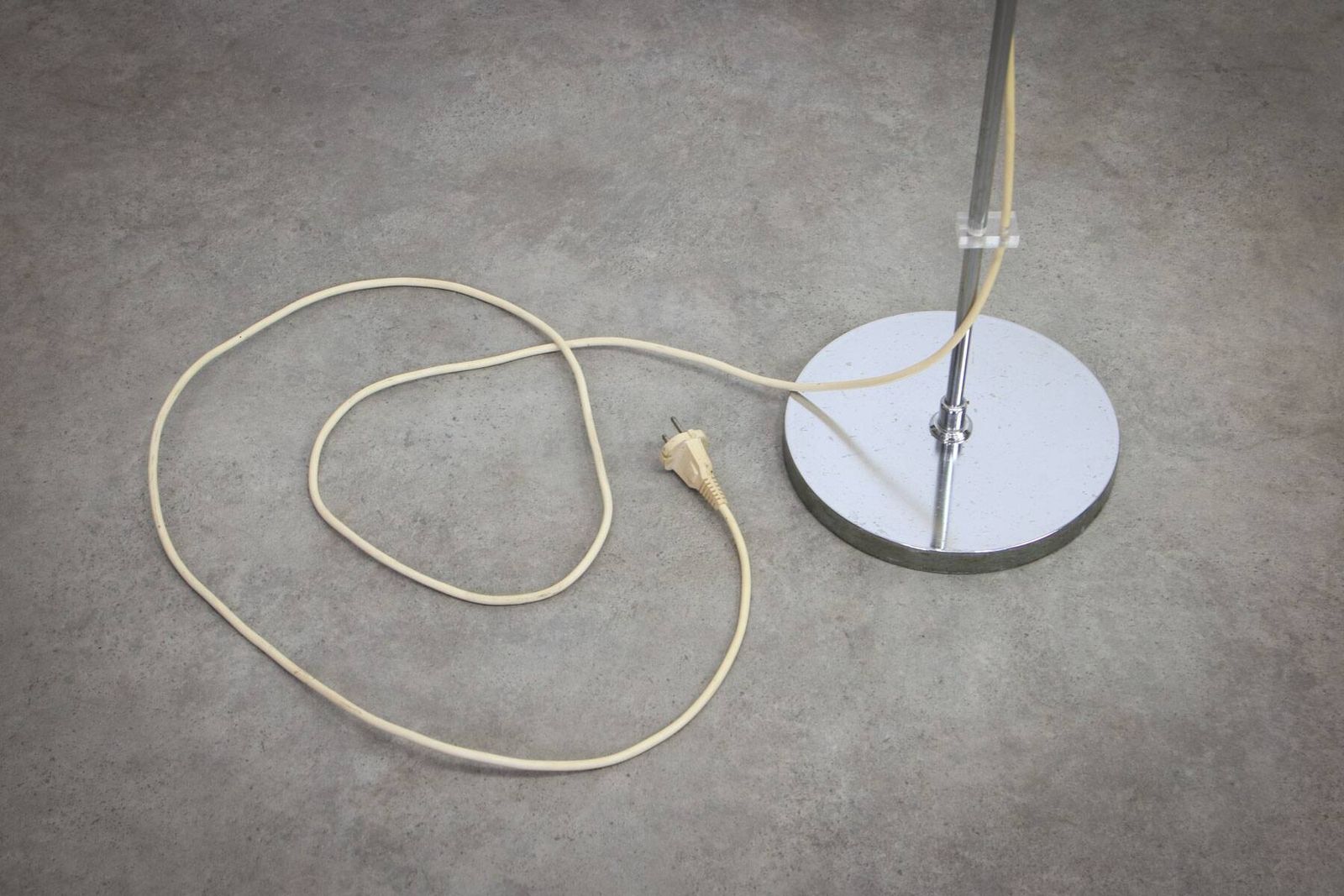 photo vintage Large Space Age Lucerna Floor Lamp By Luigi Massoni For Guzzini, 1960s