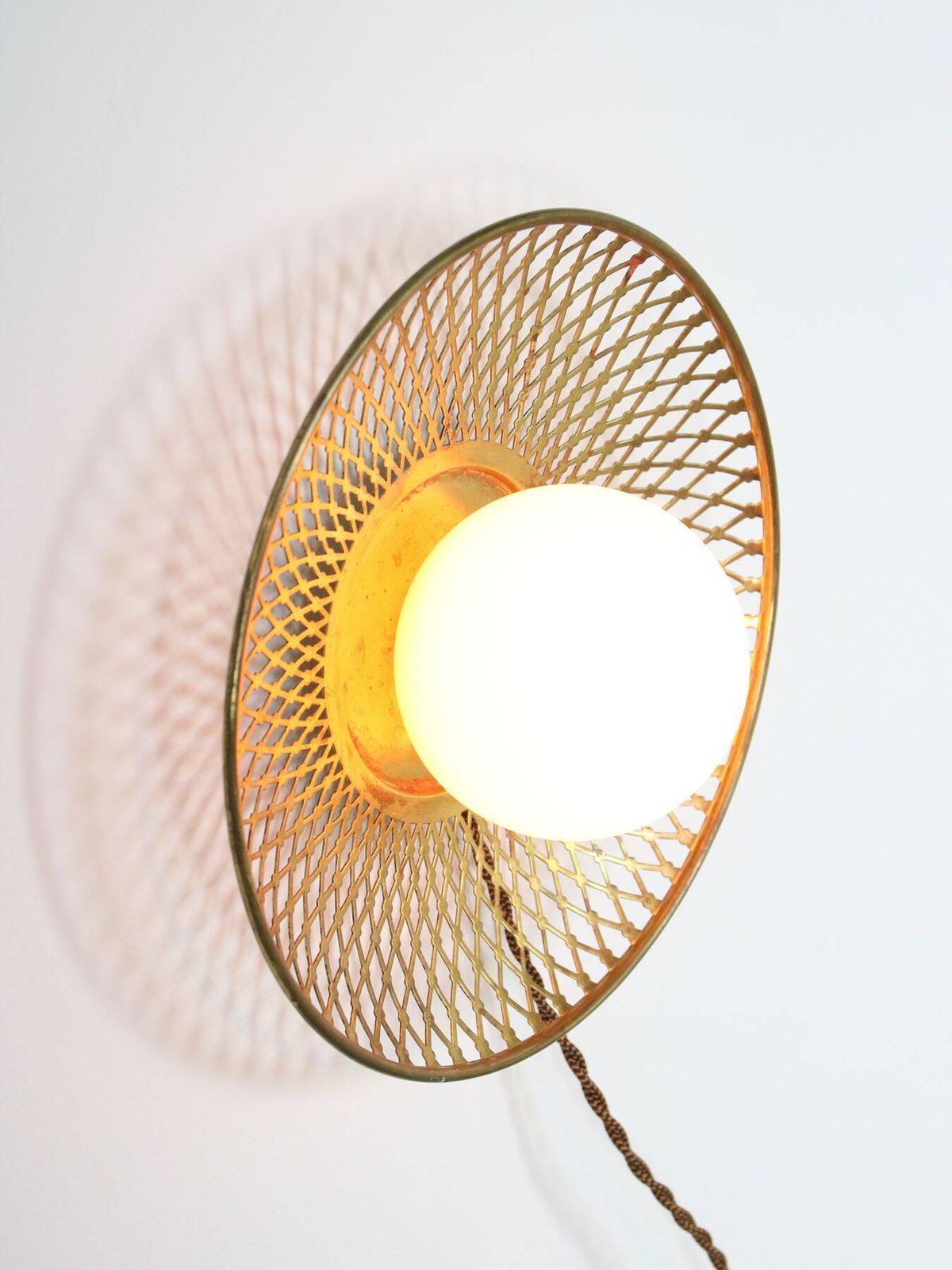 photo vintage Mid Century Intricate Wall Lamp In Brass And Opaline Glass, 1950s