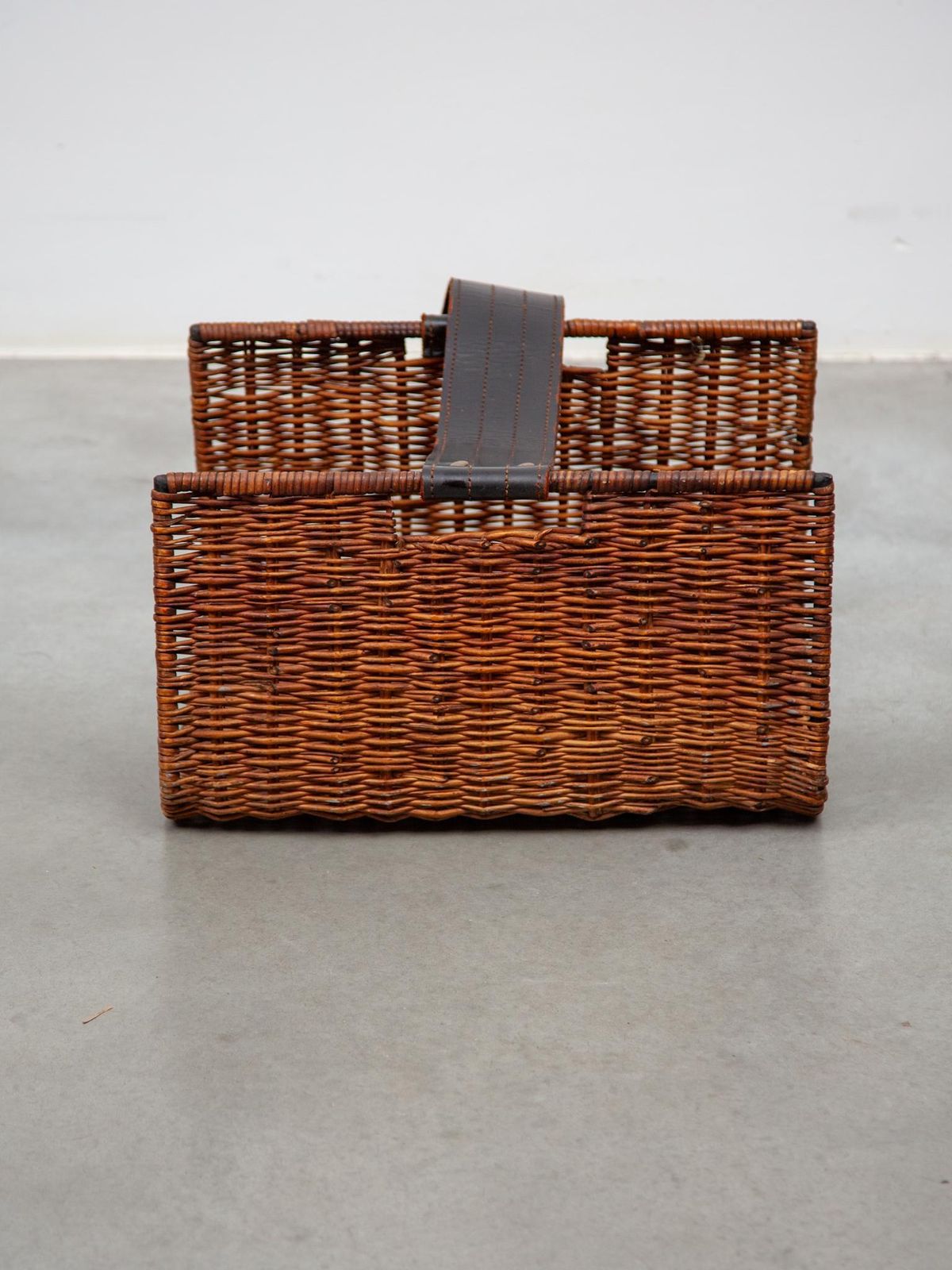 French Rattan Magazine Rack / Newspaper Rack 60s Mid Century Vintage photo vinterior