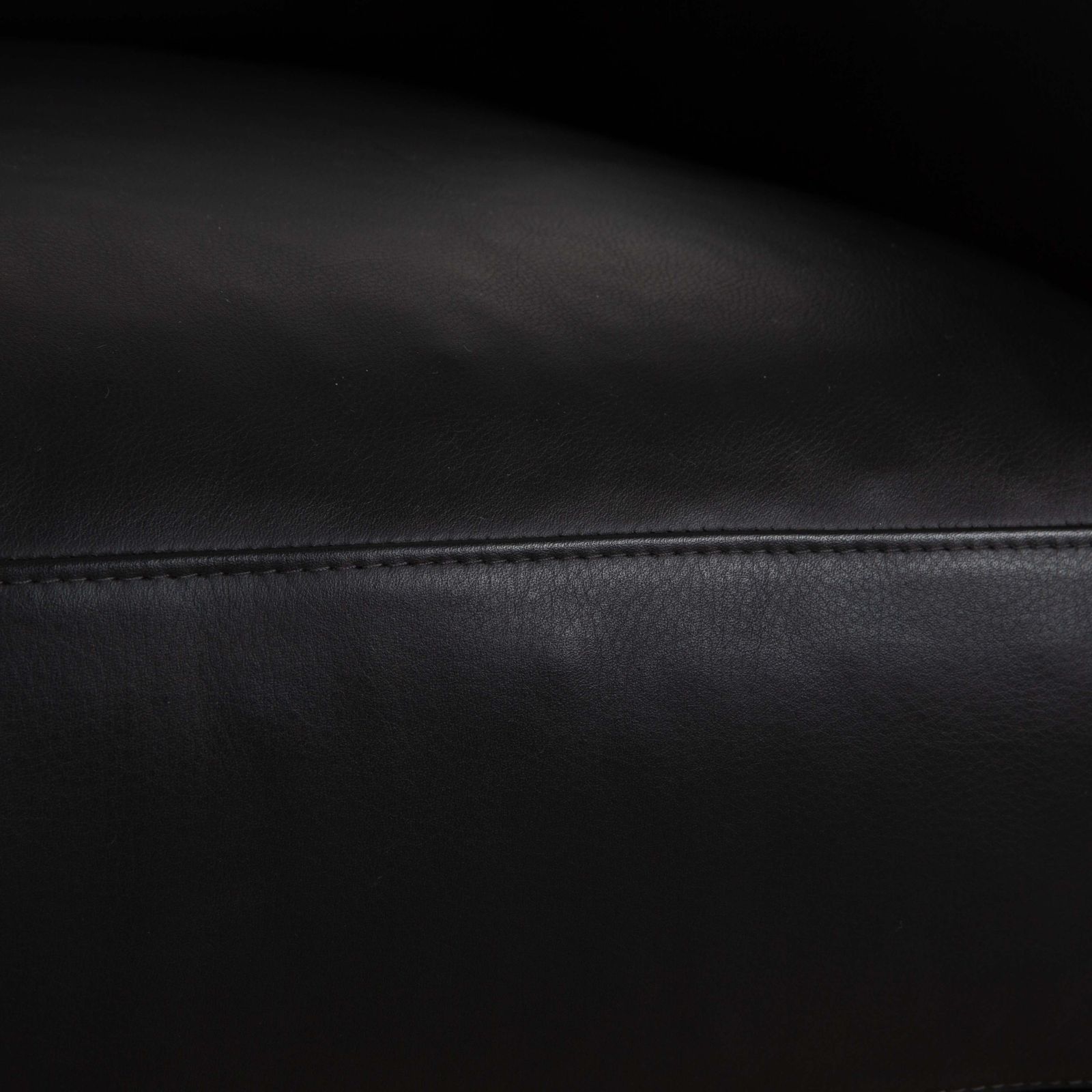 Fauteuil Violetta Edita en cuir noir anthracite photo for sale