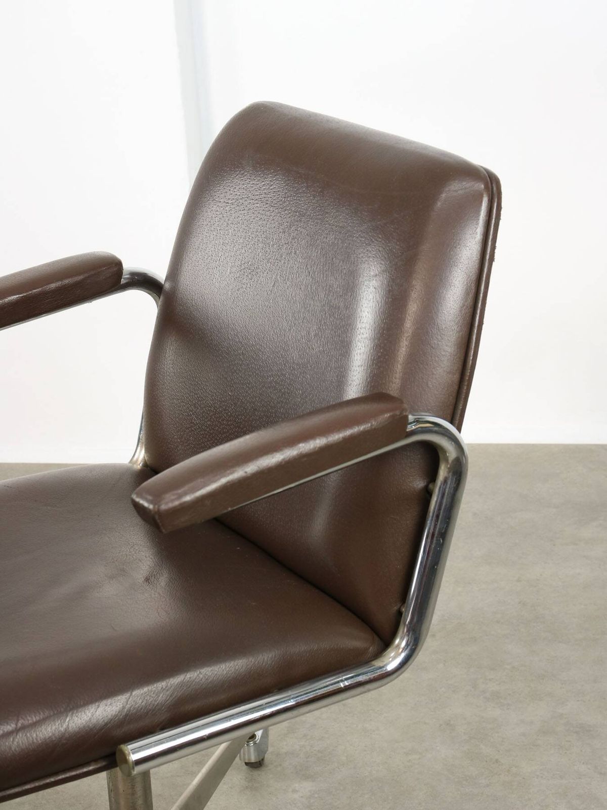 photo vintage Mid Century Italian Brown Leather Swivel Chair
