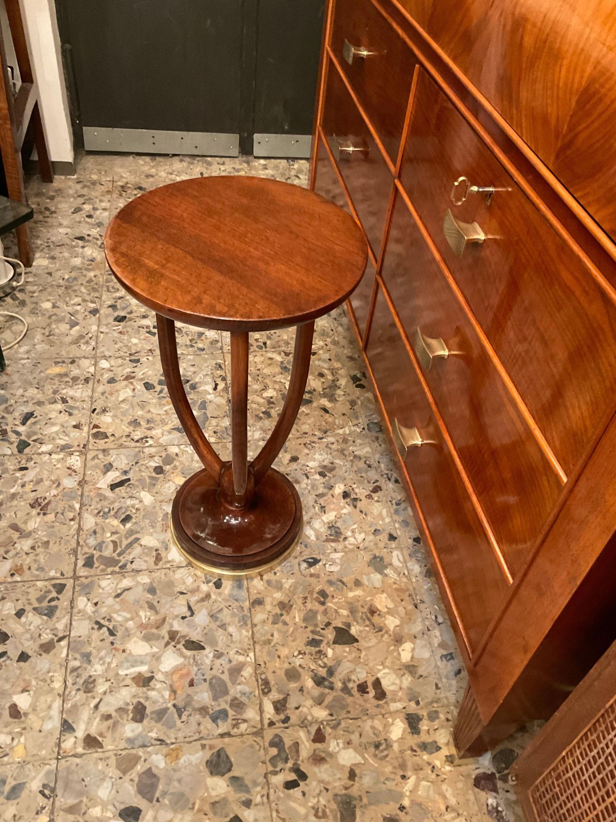 photo furniture Gueridón Art Decó   Walnut Wood And Brass Base   Italy 1925