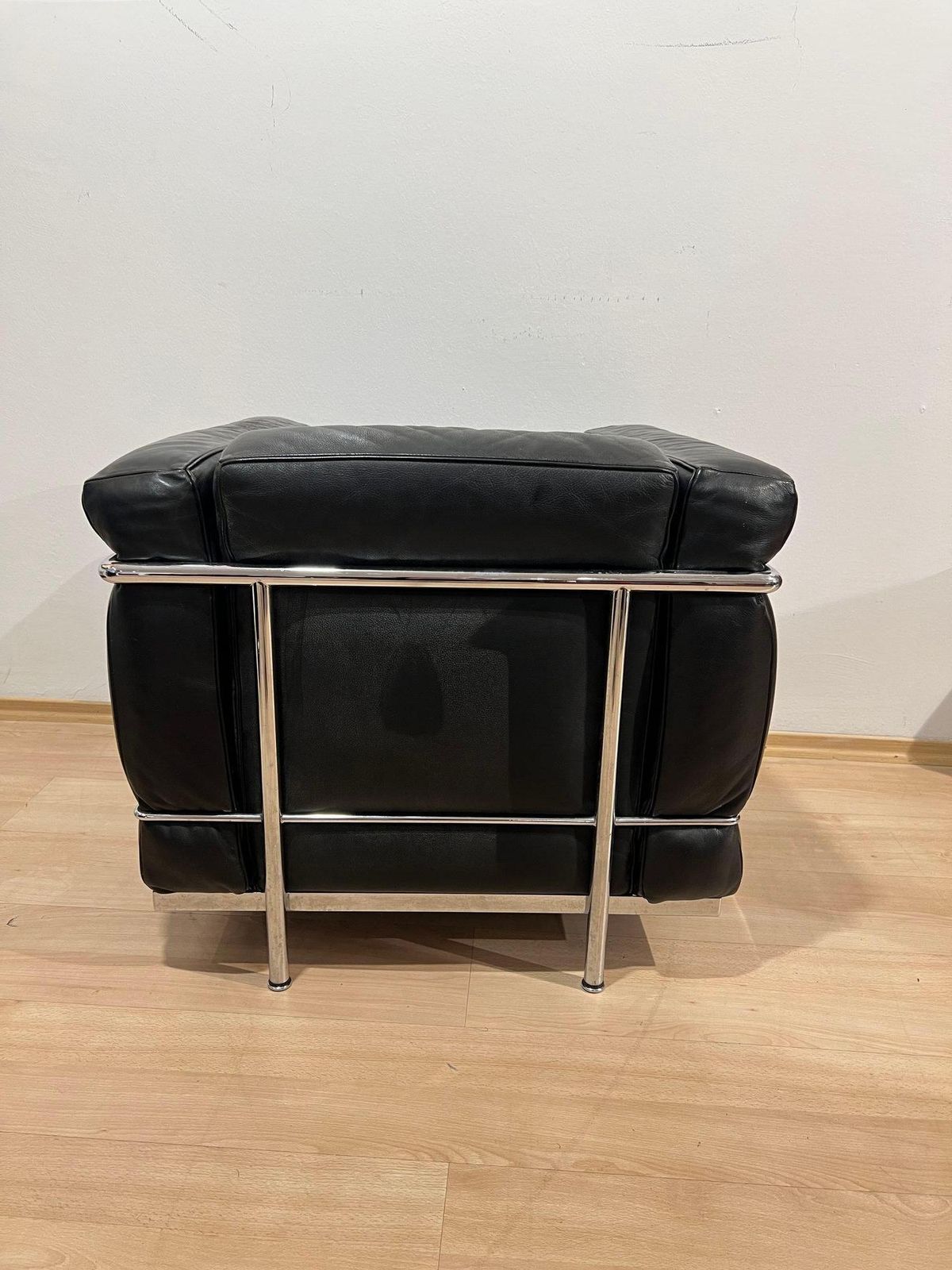 photo buy Lc2 Armchair, Chromed Steeltube And Black Leather, Italy Circa 1960s