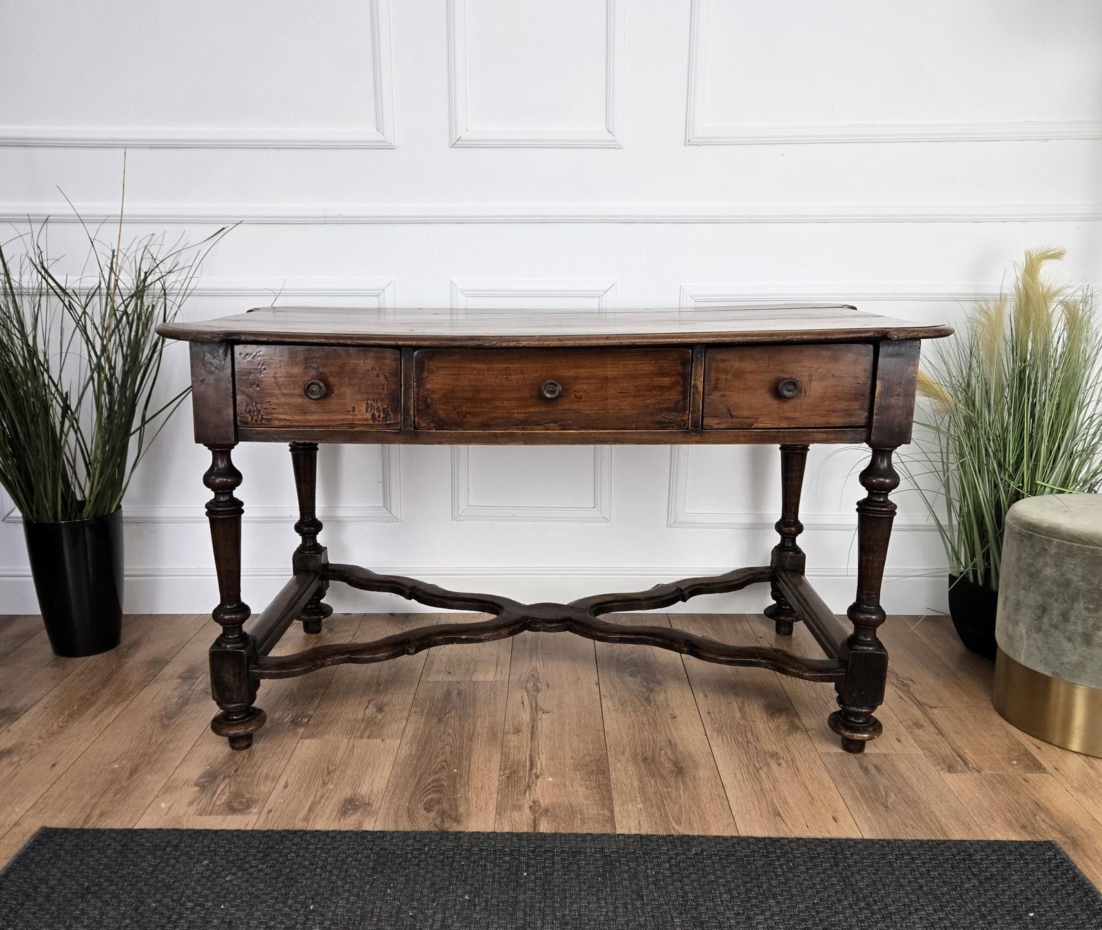 photo furniture Antique Italian Carved Walnut Wood Table Console Desk