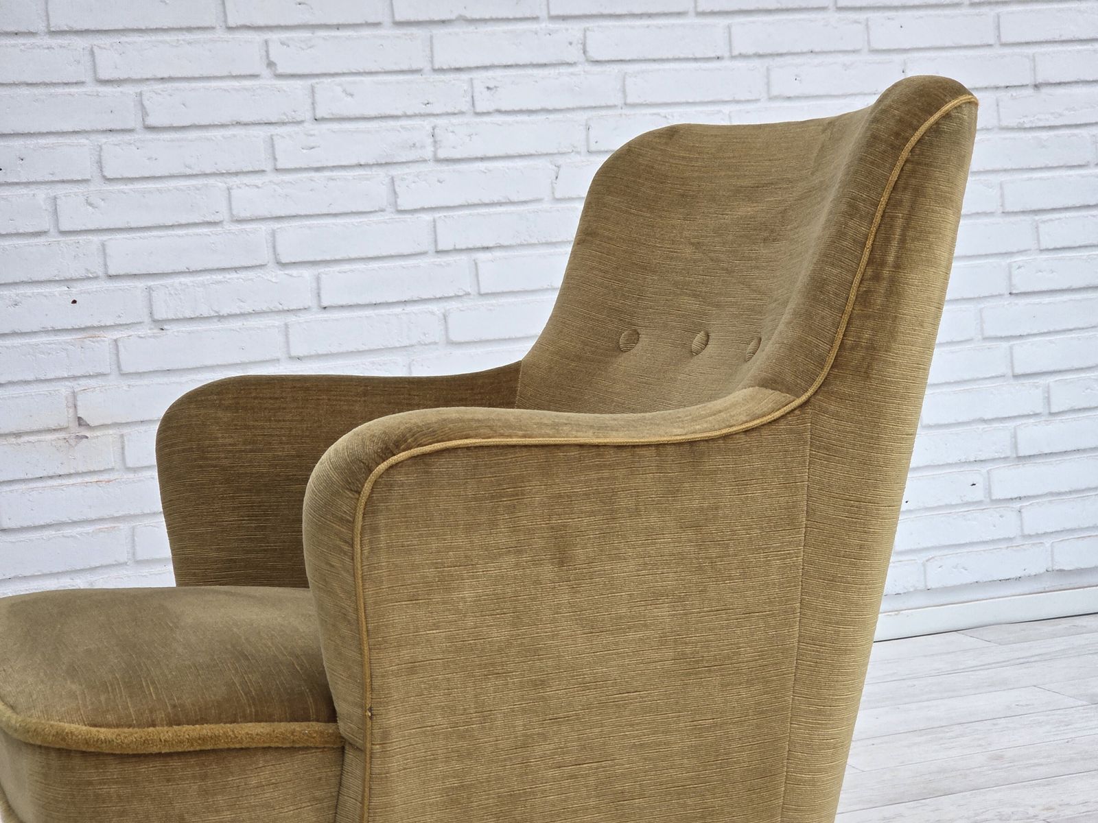 photo furniture Deense Loungestoel, Ca. Jaren 1970, Lichtgroen Meubelvelours, Beukenhout.