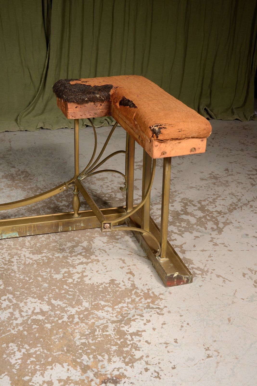 photo for sale An Edwardian Brass Club Fender By William Tonks & Sons   C.1905