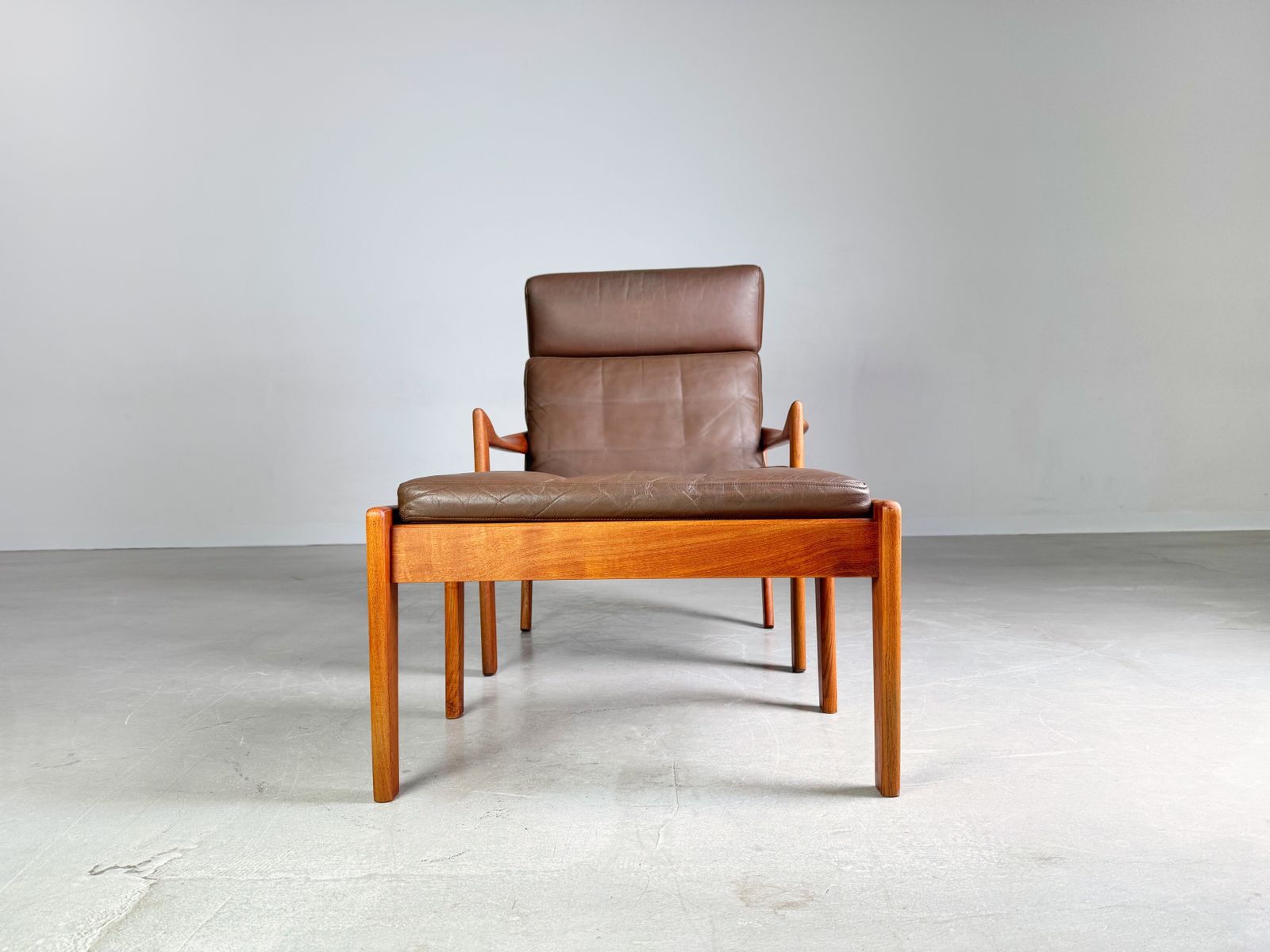 photo vinterior Midcentury Armchair Niels Eilersen Illum Wikkelsø High Back Ottoman