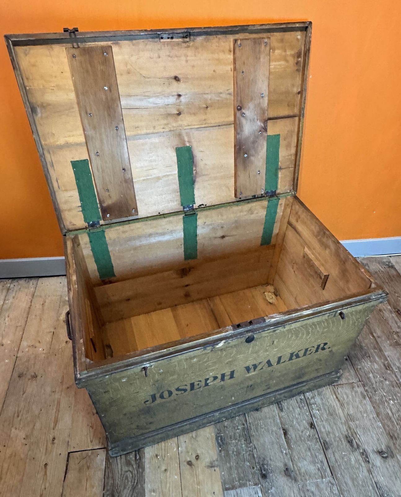 Large 19th Century Scumble Pine Trunk photo vinterior