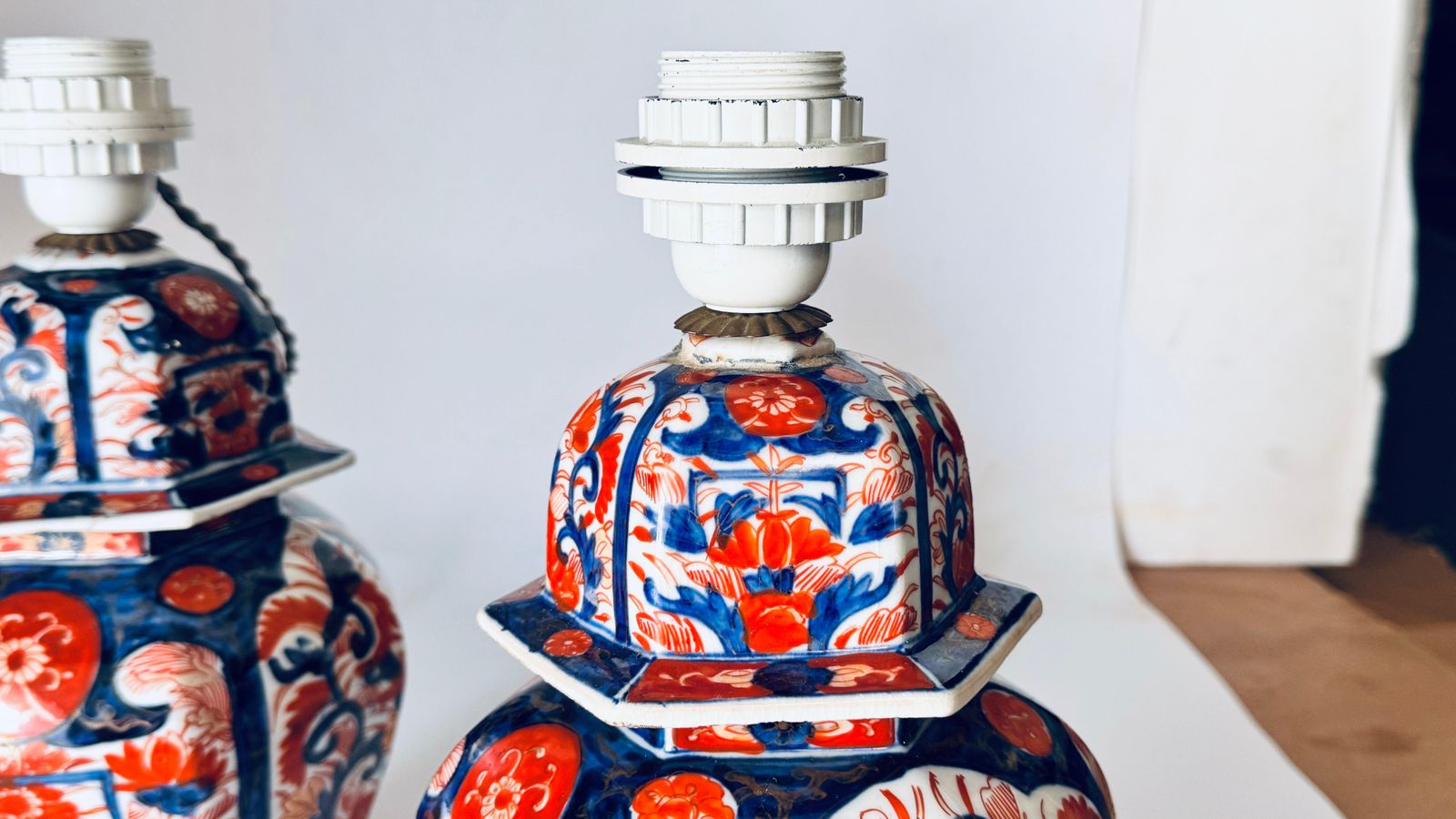 photo furniture Pair Of Early 20th Century Japanese Table Lamps, Floral Motifs, Orange And Blue