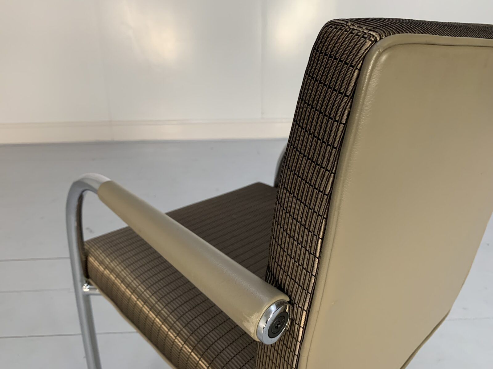 photo vinterior 12 Vitra “Visasoft” Dining Meeting Chairs – In Gold Fabric & Leather