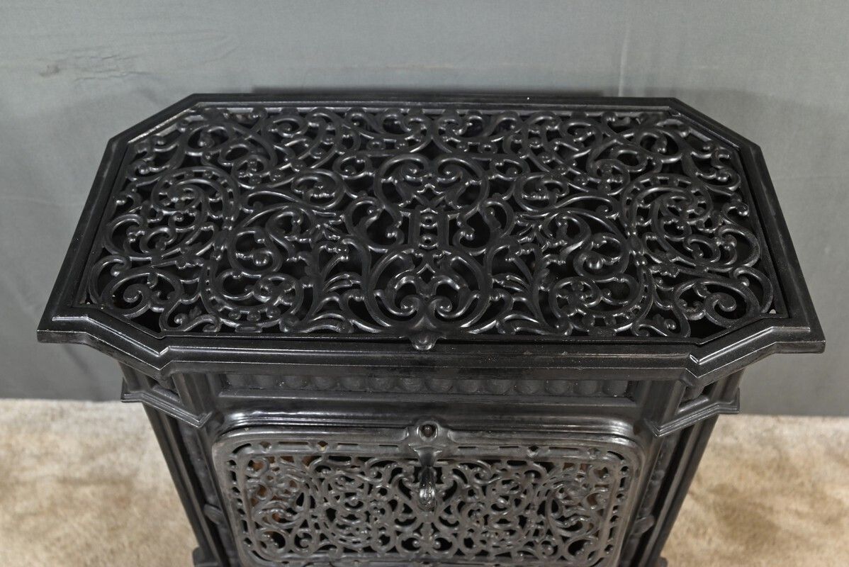 Cast Iron Coal Stove – Early 20th Century photo 310.0