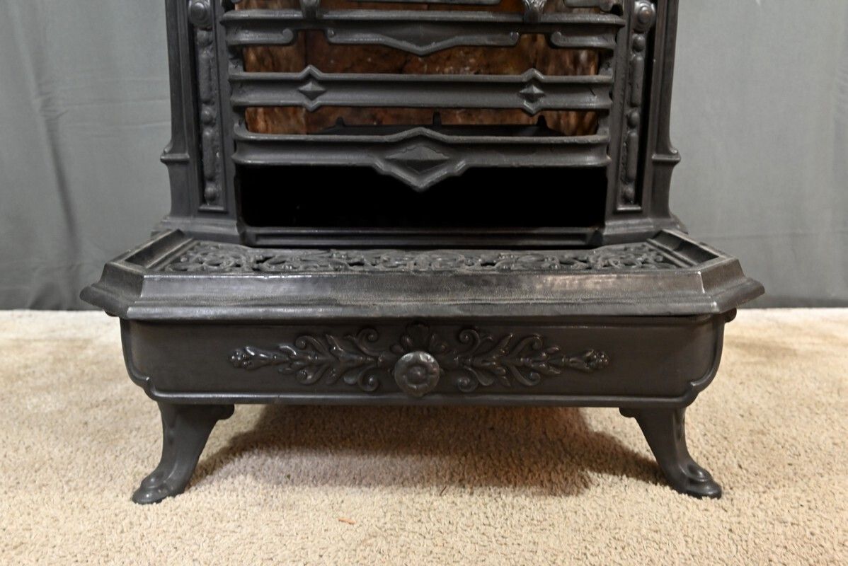 photo vintage Cast Iron Coal Stove – Early 20th Century