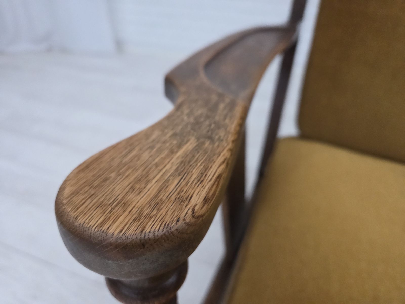 photo vintage 1950s, Danish Vintage Armchair, Original Green Furniture Velour, Oak Wood.