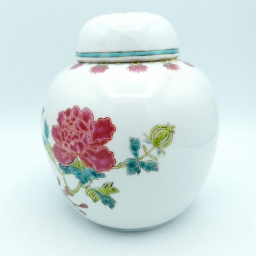 photo vintage Ginger Jar X 2 Zhongguo Jingdezhen Zhi Factory Letter Q Famille Rose 60 70s Vtg