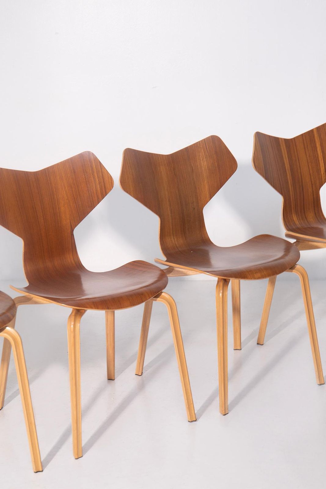 photo furniture Set Of Six Chairs By Arne Jacobsen Mod. Grand Prix Prod. Fritz Hansen