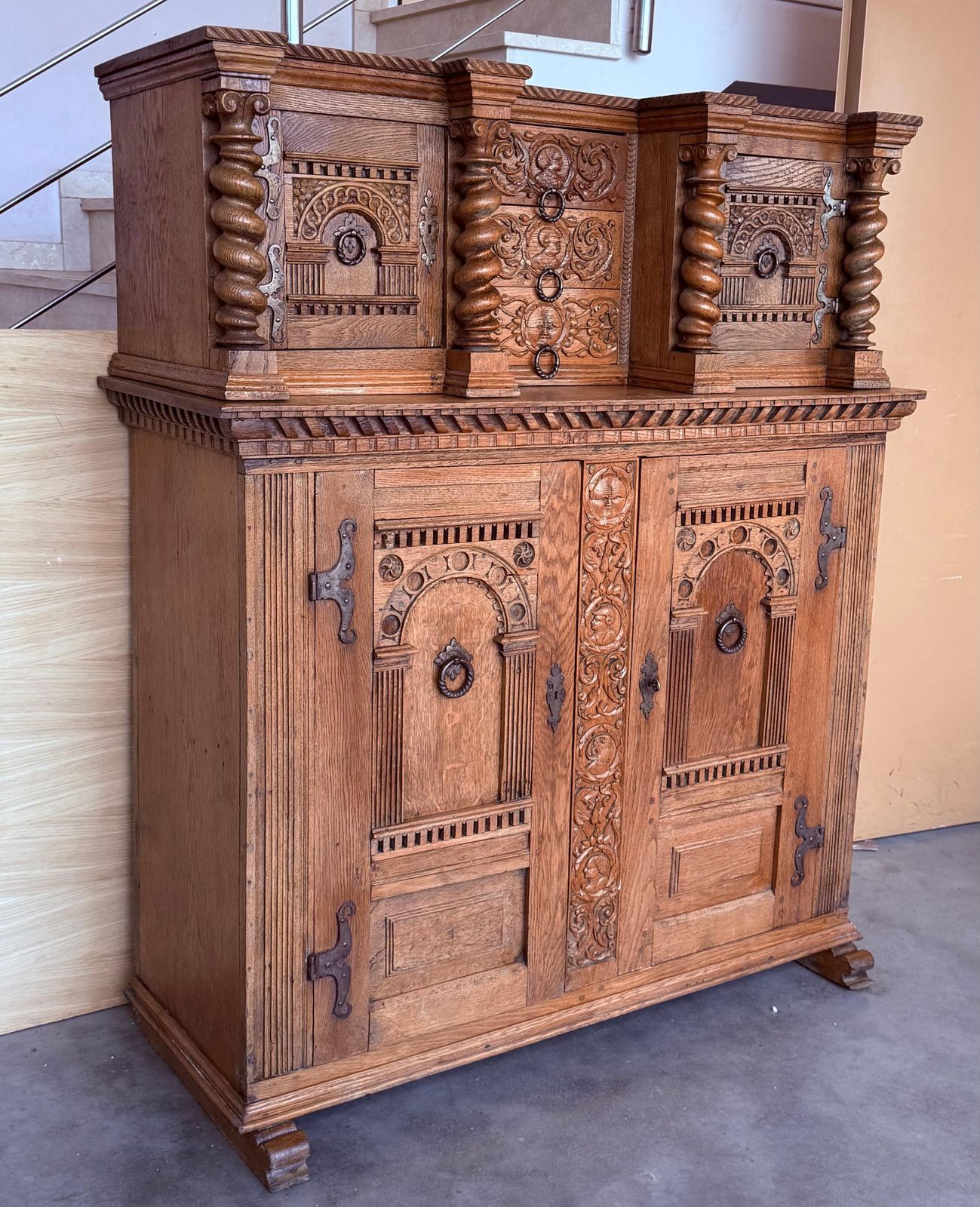 Cabinet hollandais vintage sculpté à la main, style boho photo furniture