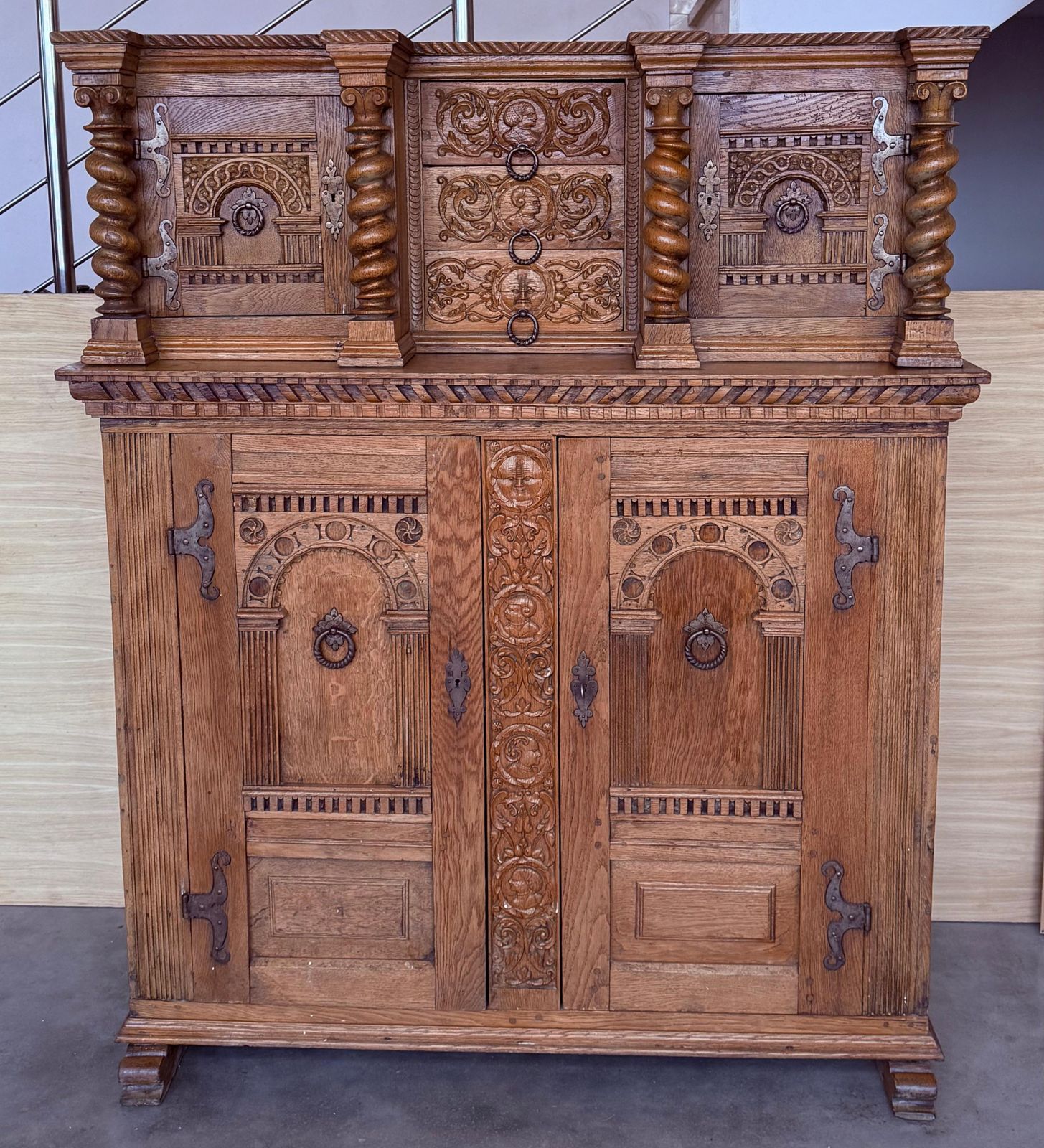 Cabinet hollandais vintage sculpté à la main, style boho photo for sale