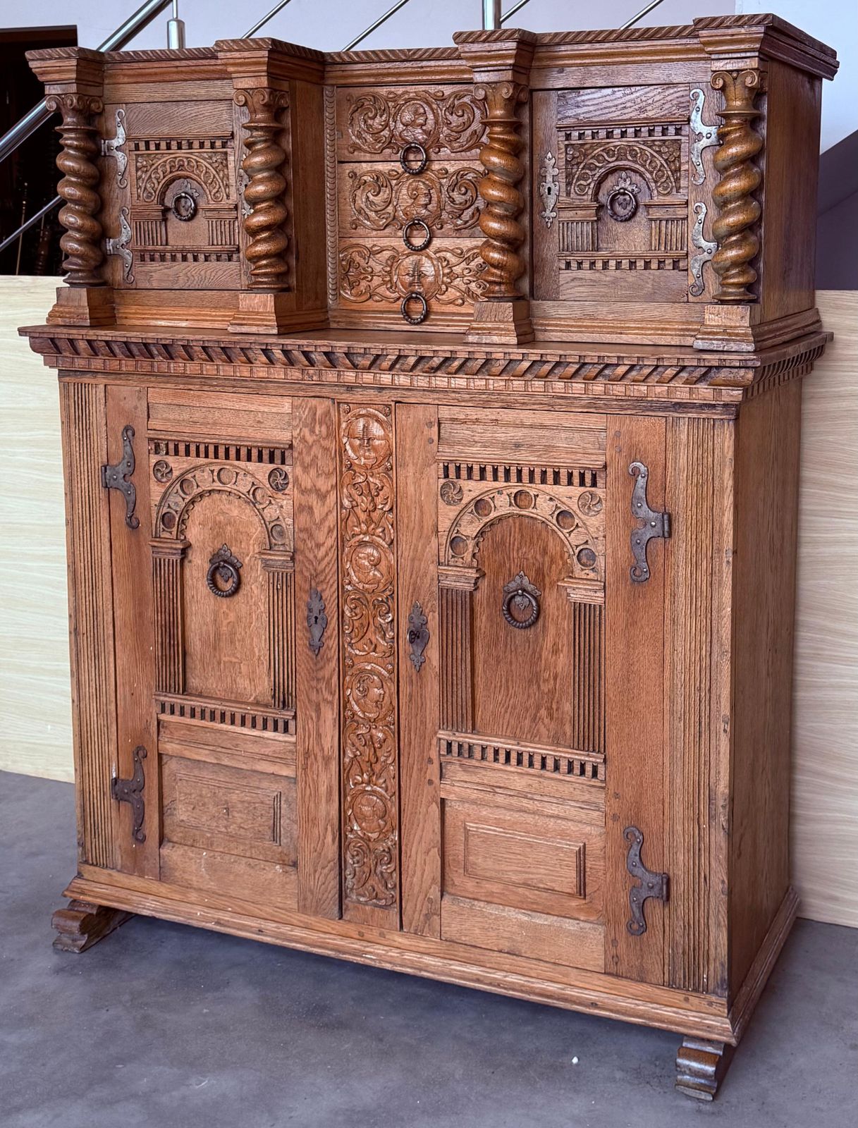 Cabinet hollandais vintage sculpté à la main, style boho photo Mobilier