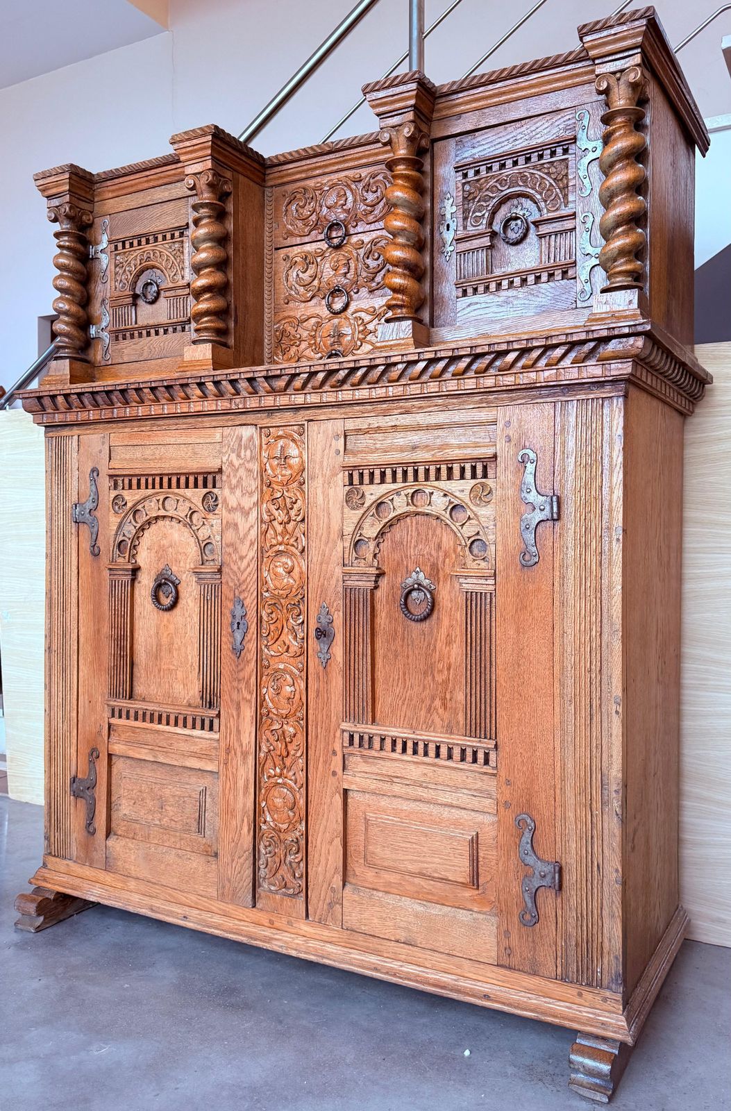 Cabinet hollandais vintage sculpté à la main, style boho photo vinterior