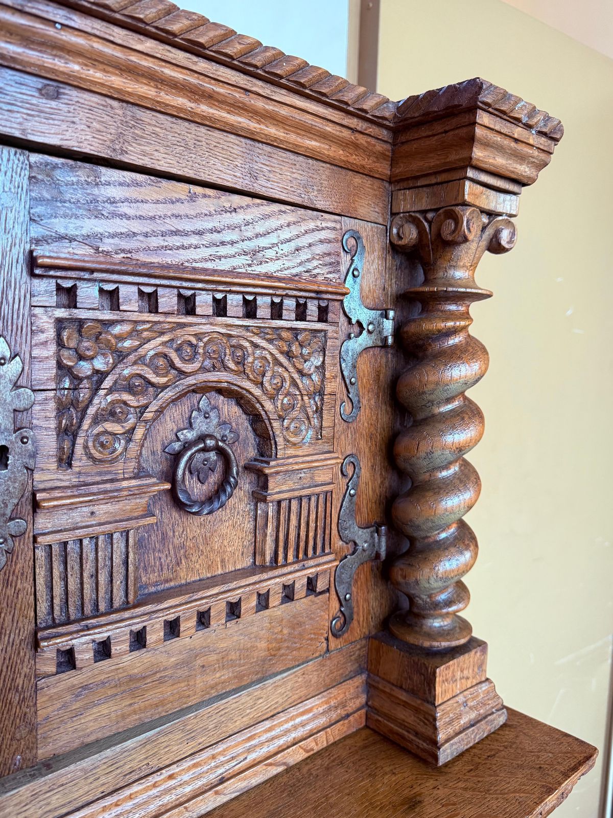 Cabinet hollandais vintage sculpté à la main, style boho photo vintage