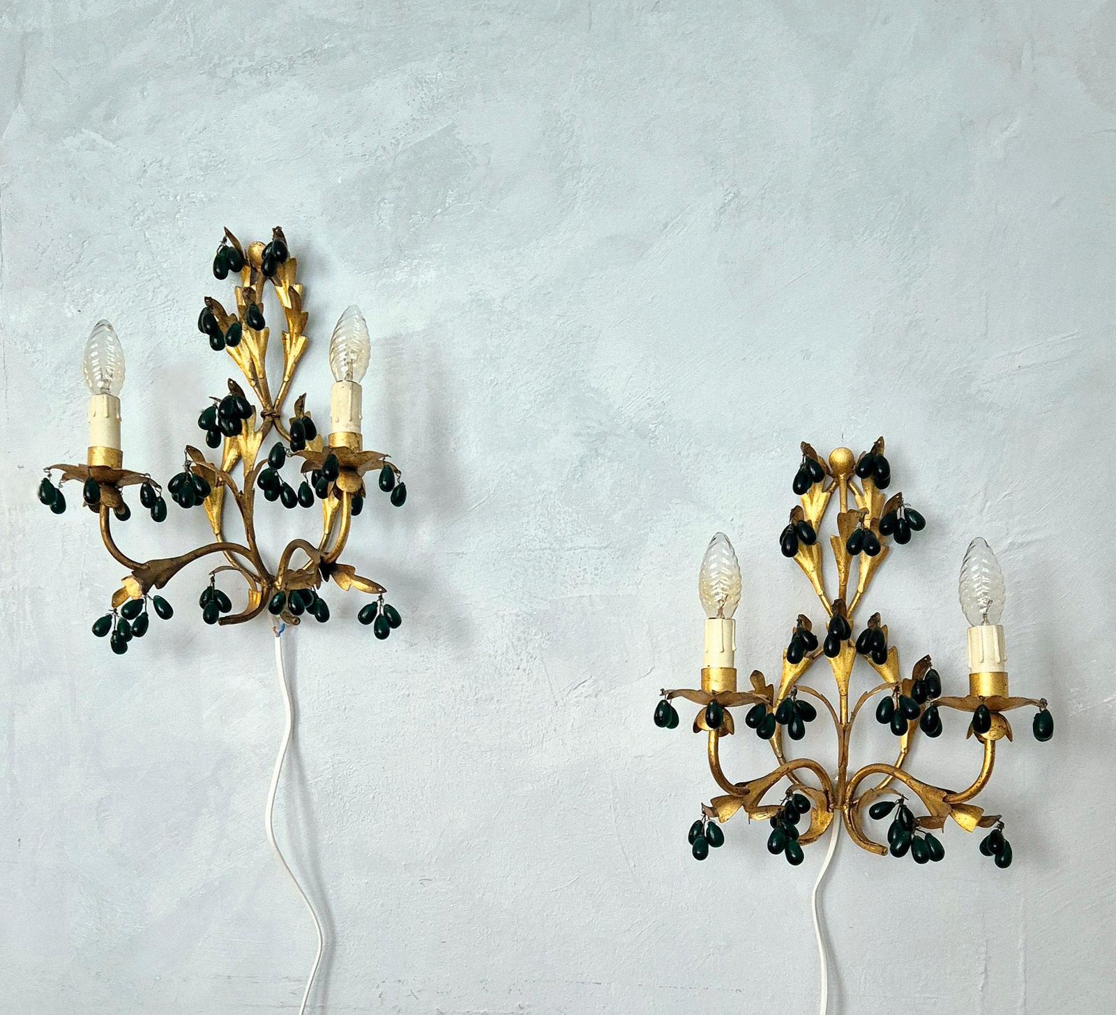 Wall Lights, Gilted Metal With Green Glass Drops, Italien Mid 1900s Regency photo Lighting