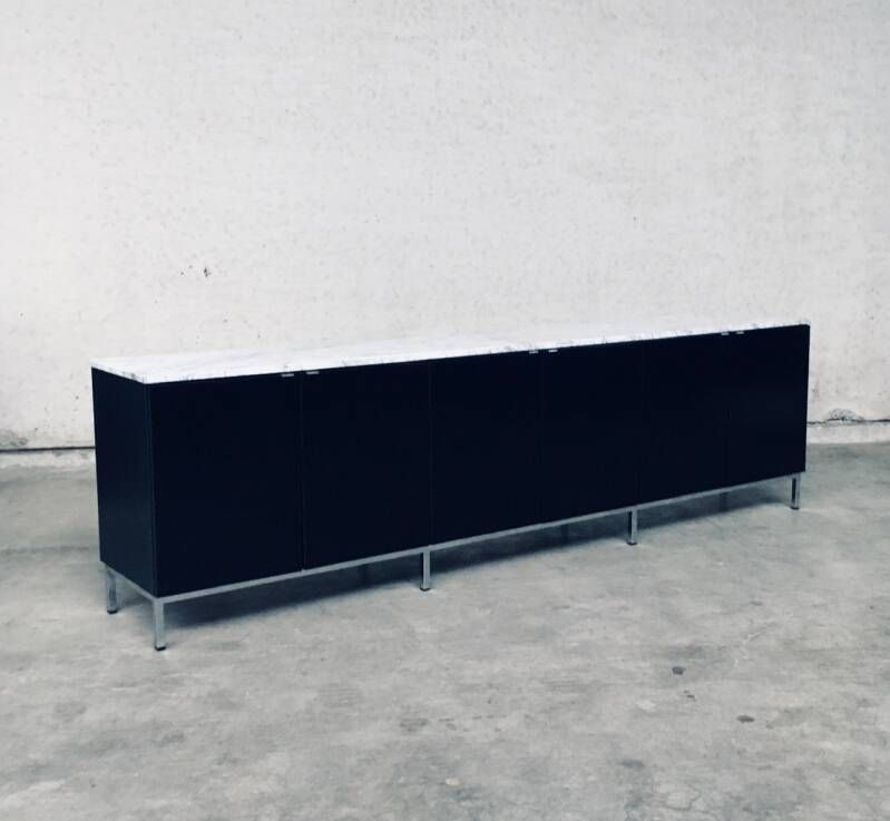photo furniture Mid Century Modern Design Credenza Van Florence Knoll, Jaren 1970