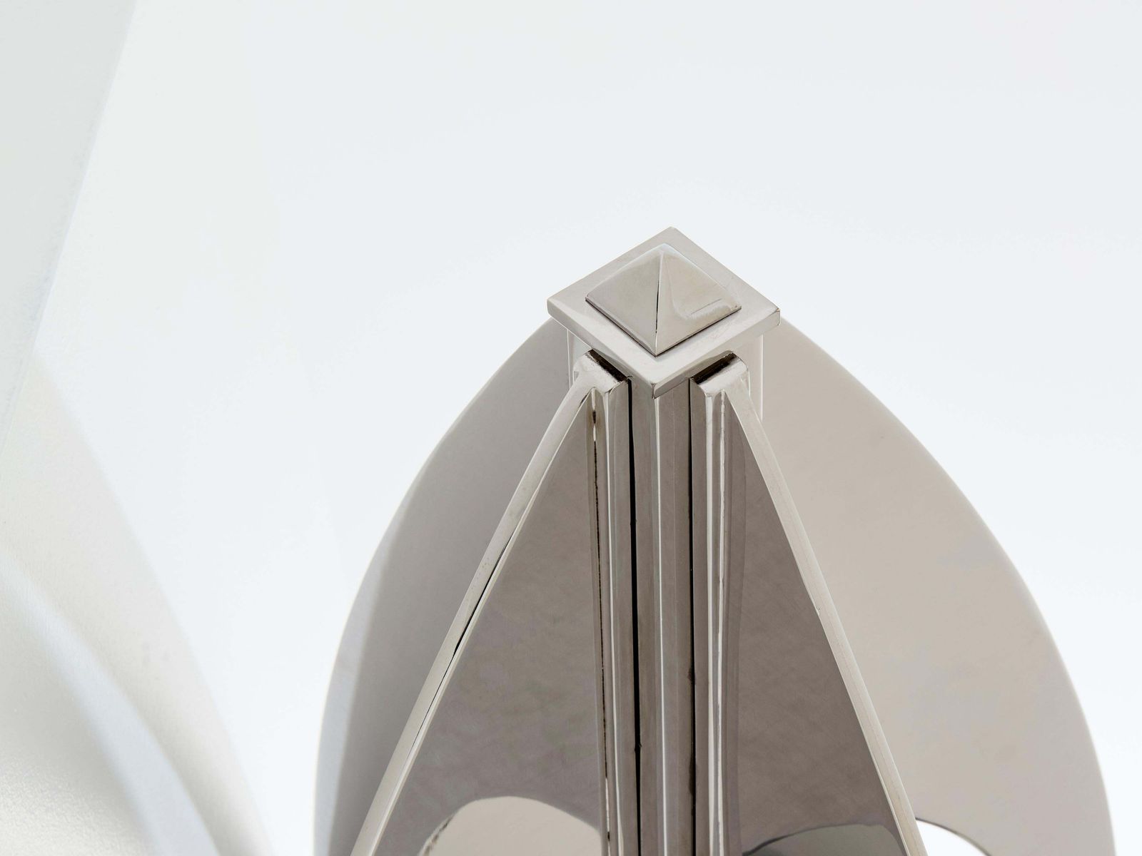 Lampe Ogive en métal nickelé, Jacques Charles pour Maison Charles, 1965 photo vintage