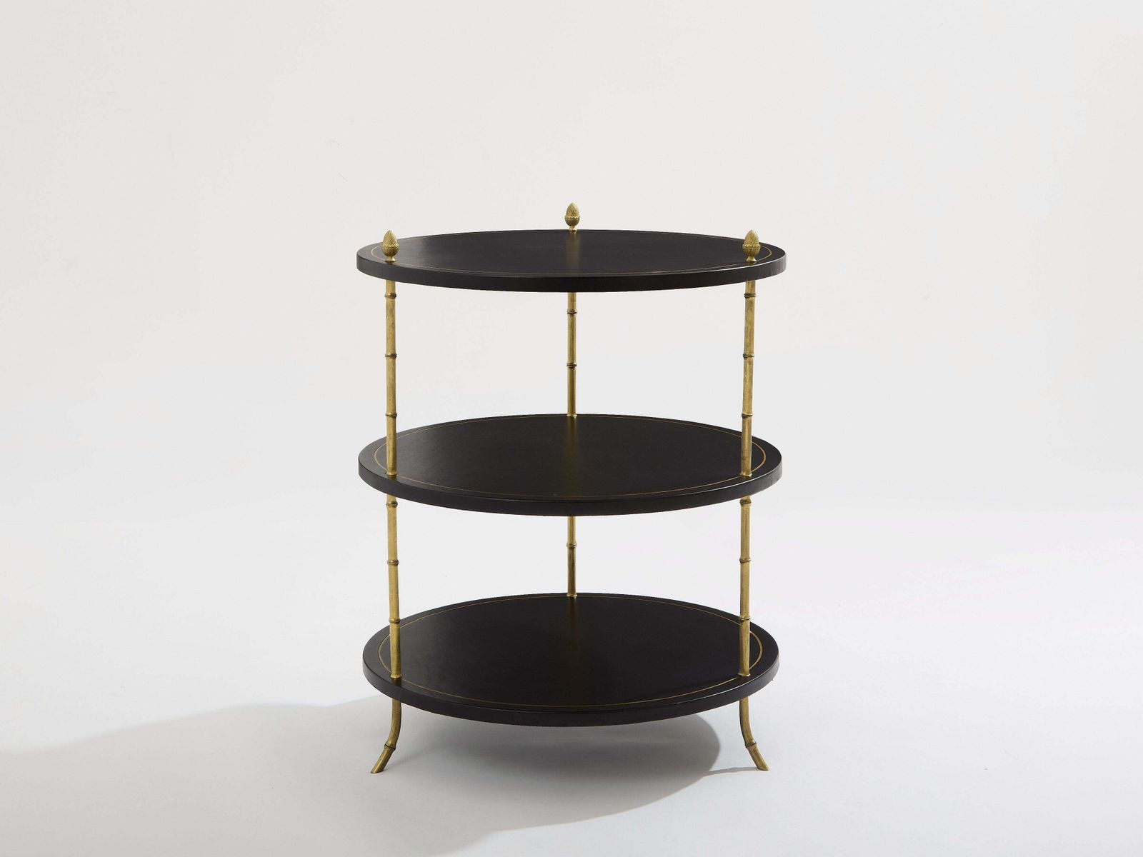 Table guéridon à trois plateaux Maison Jansen en bronze et cuir noir, années 1970 photo furniture