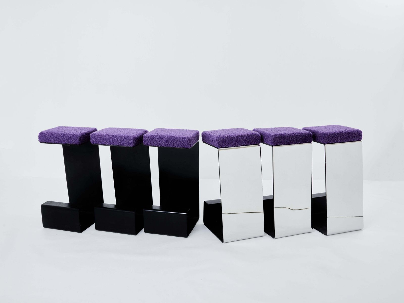 Ensemble de six tabourets de bar français en fer forgé et acier poli, revêtement bouclé, années 1970 photo Mobilier