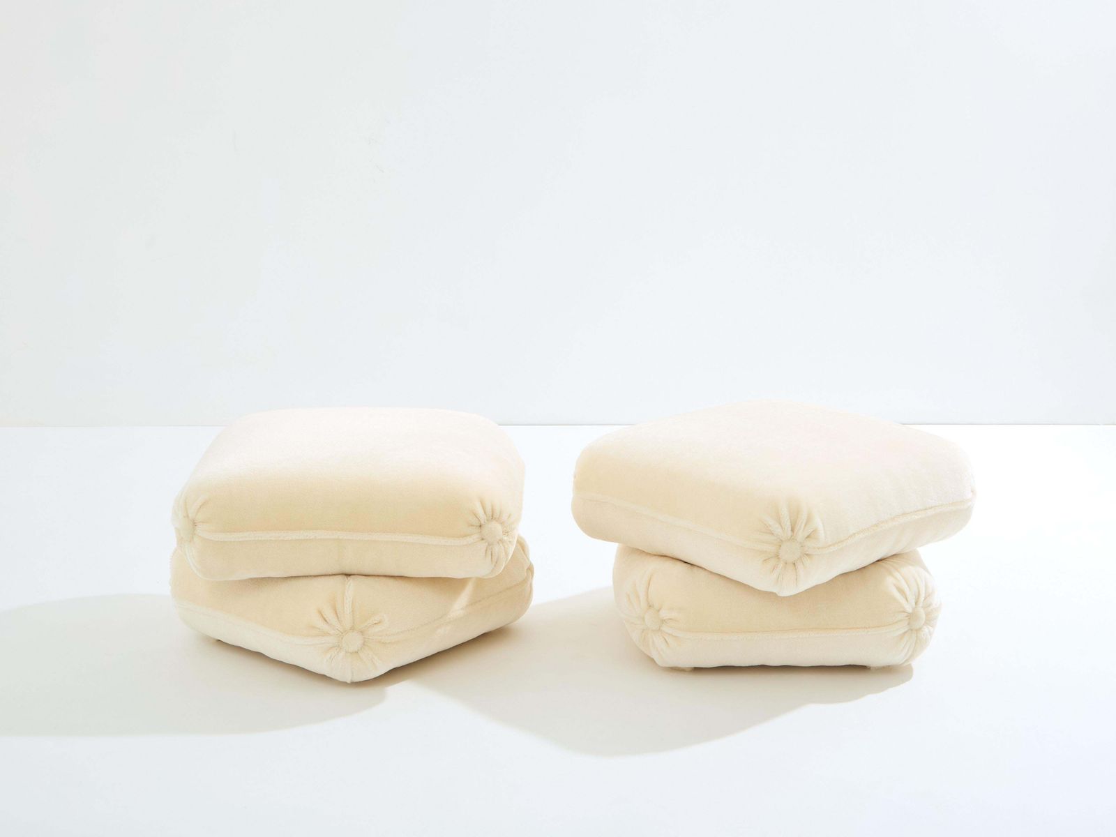 Paire de poufs Jacques Charpentier pour Maison Jansen en velours mohair, années 1970 photo vinterior