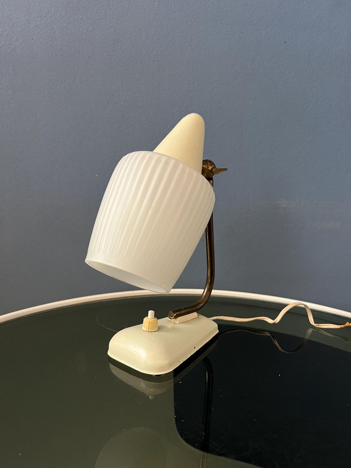 Mid Century Art Deco Bureaulamp Met Opalineglas photo vinterior
