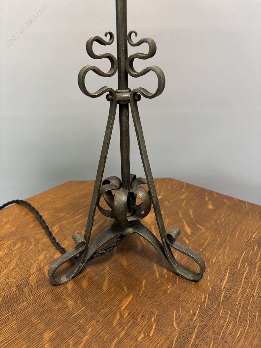 Arts & Crafts Table Lamp, 1910s photo vinterior