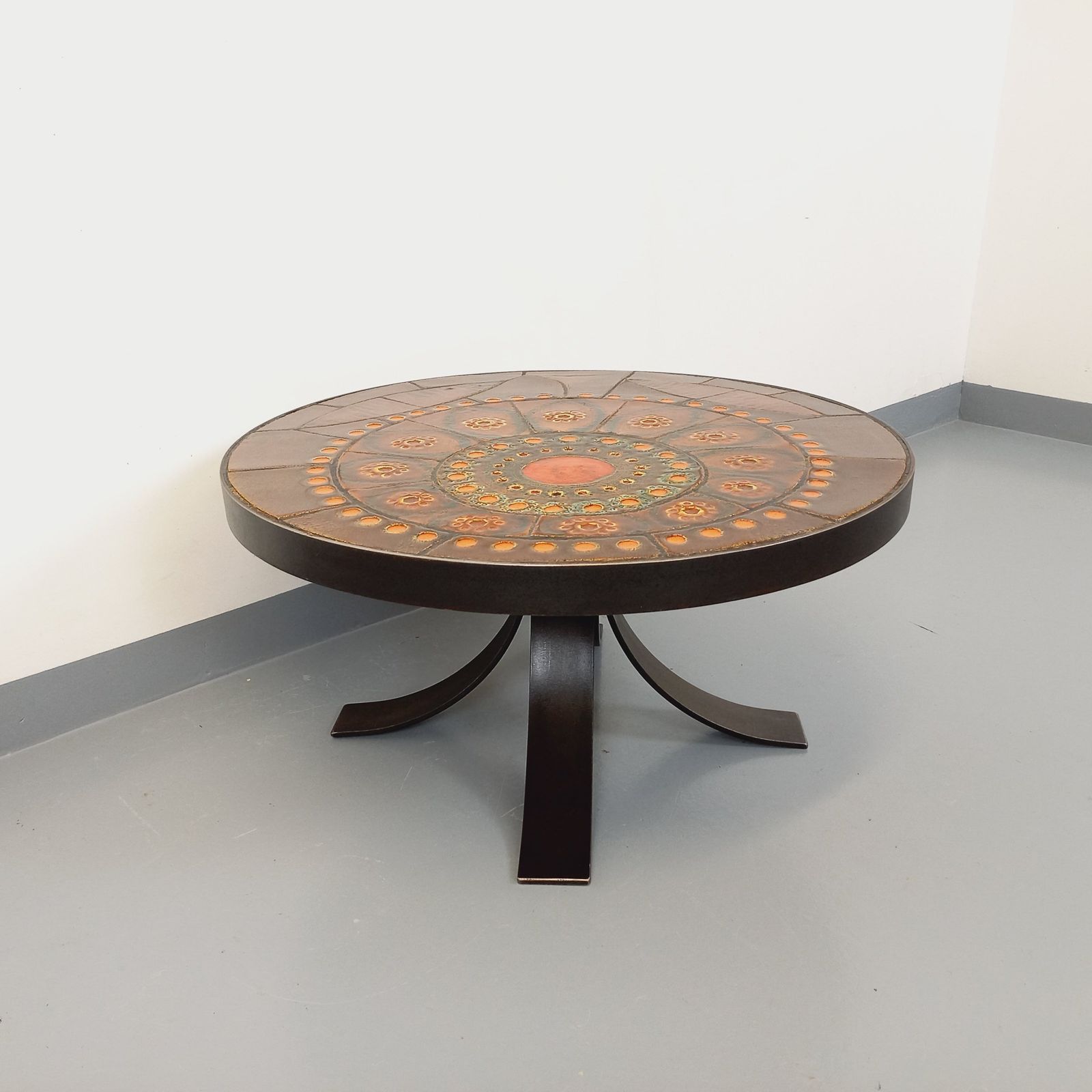 photo buy Raymond Corroyez Round Coffee Table In Ceramic And Steel