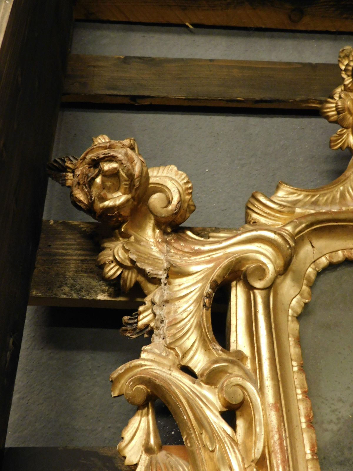 photo furniture Mirror In Lacquered And Gilded Wood, Rich Cymatium Carved With Shell, Italy