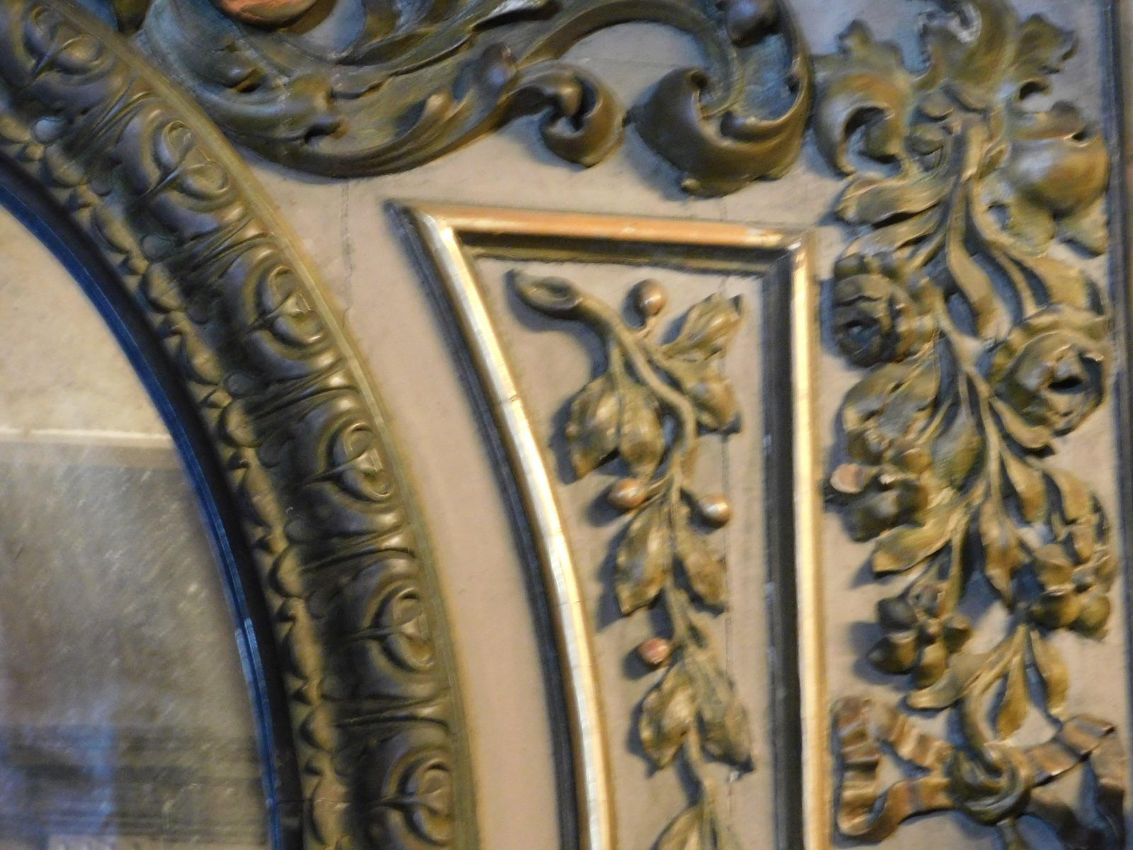 Lacquered Wood Mirror With Rich Carved Carvings, Italy photo vinterior