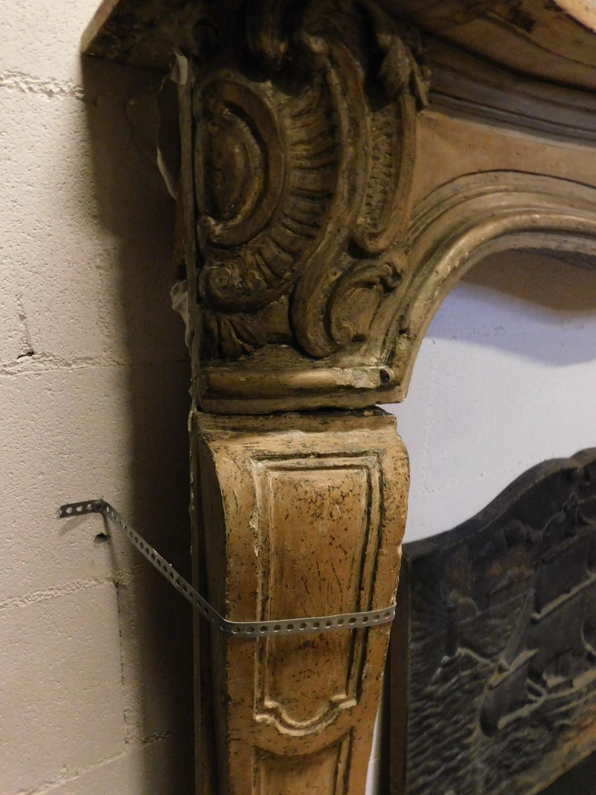 photo vinterior Fireplace Mantle In Carved Burgundy Stone, France