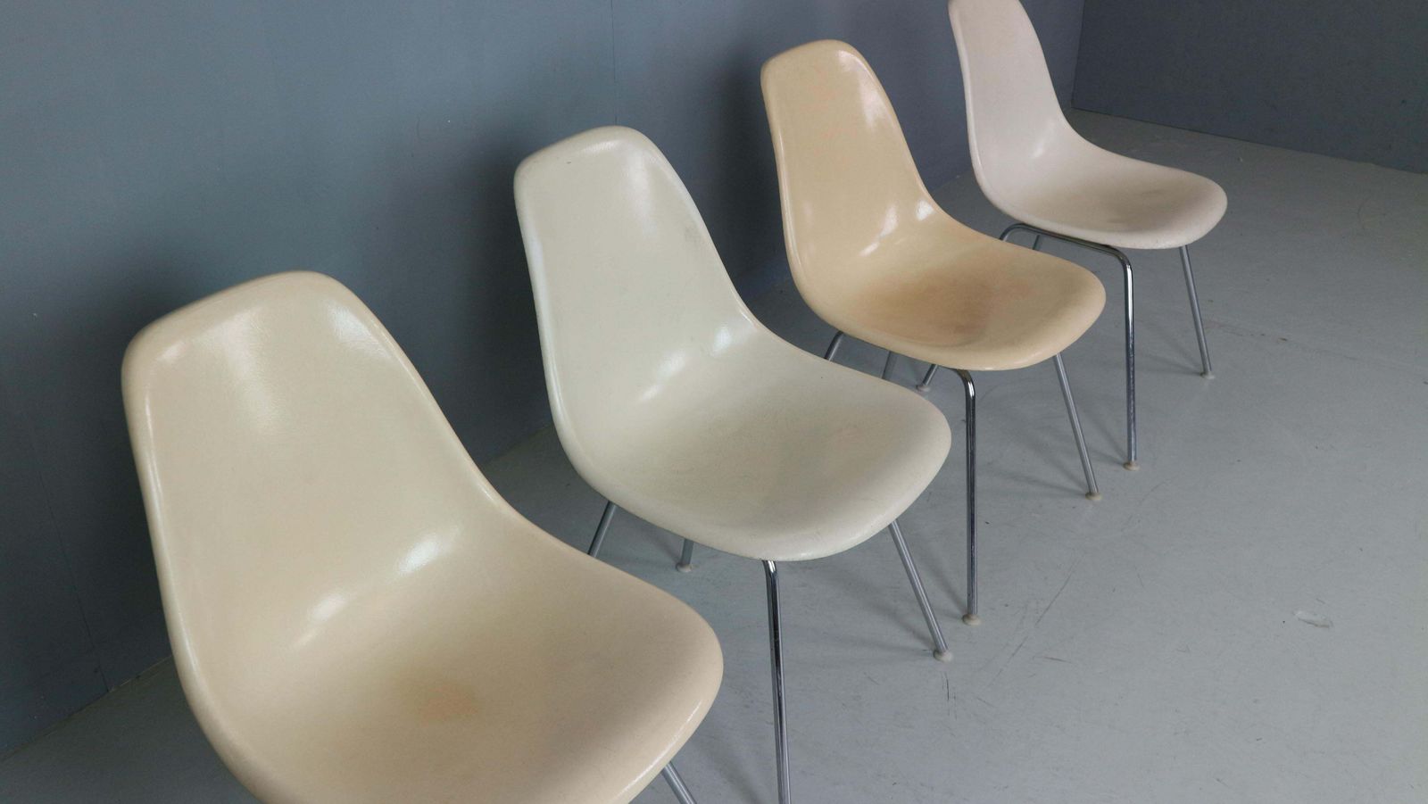 Charles & Ray Eames Set Of 4 Off White "H Base" Chairs For Herman Miller, 1960 photo vintage