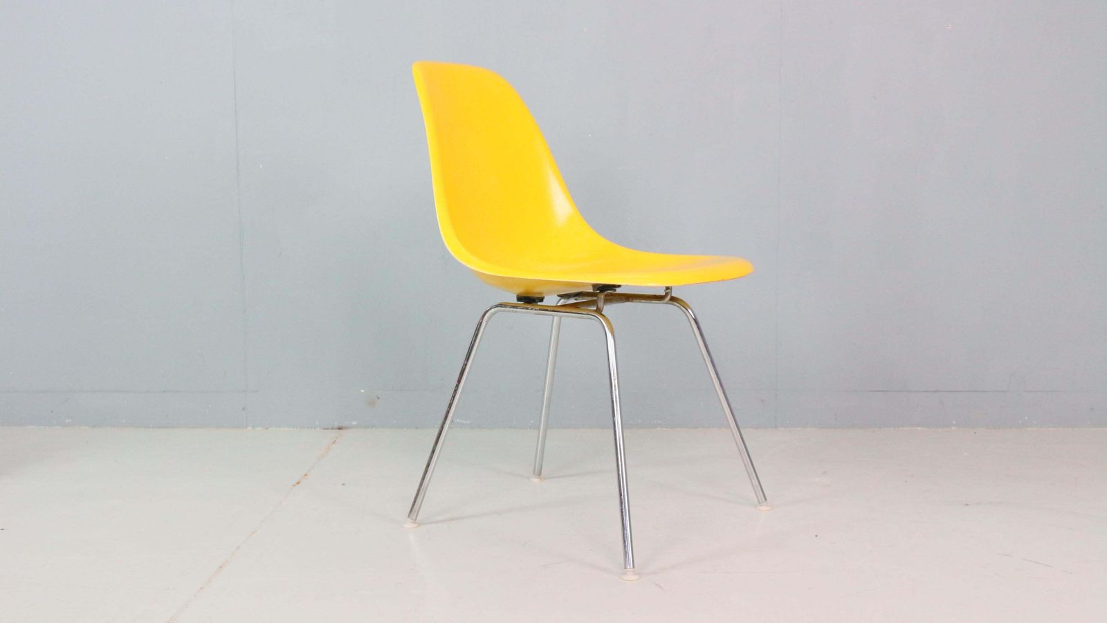 3135.0 Charles & Ray Eames Set Of 4 Yellow "H Base" Chairs For Herman Miller, 1960 photo