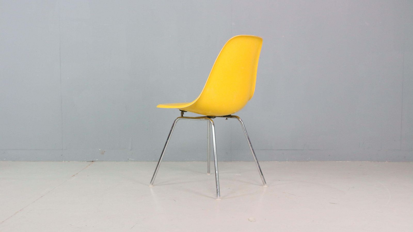 photo buy Charles & Ray Eames Set Of 4 Yellow "H Base" Chairs For Herman Miller, 1960