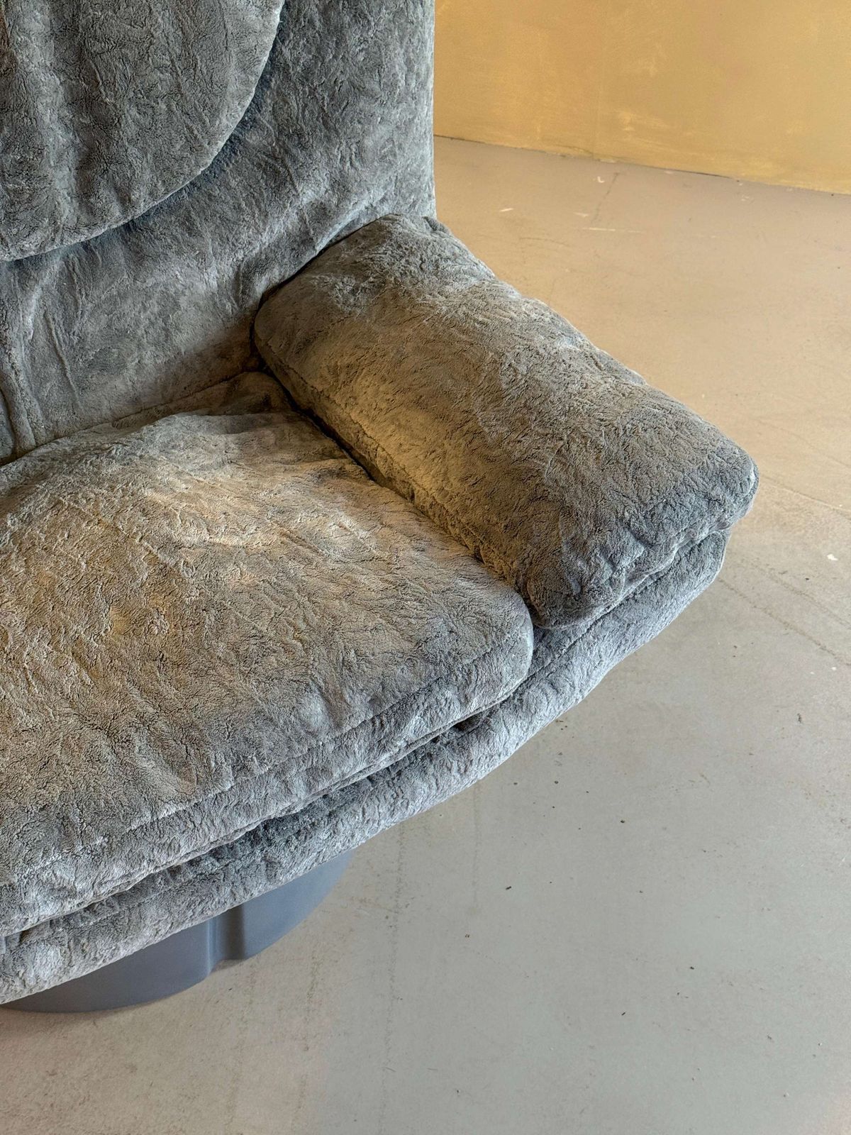 Italian Grey Ill Poltrone Lounge Chair photo for sale