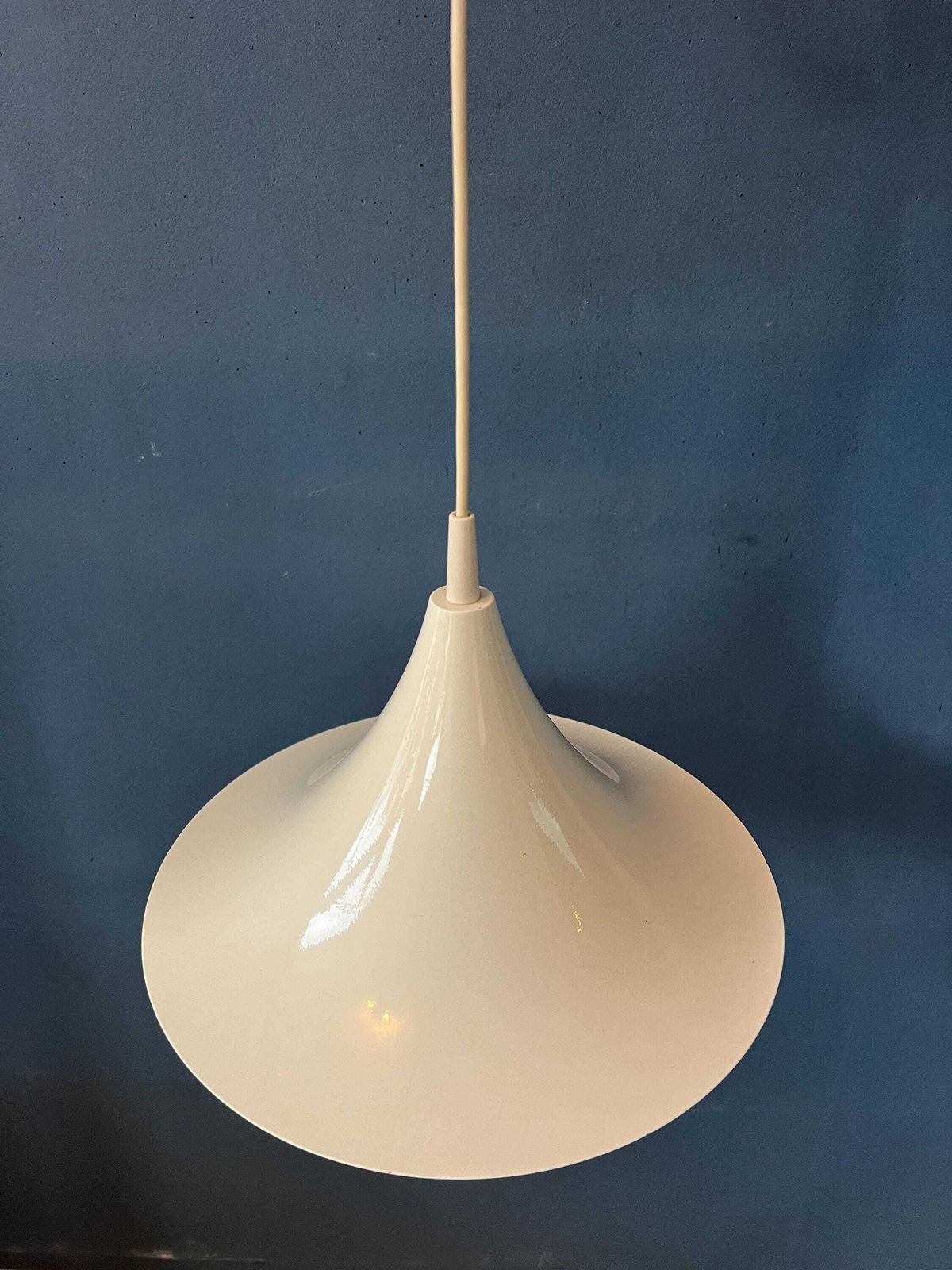 Vintage Witteglanzende Space Age Heksenhoed Hanglamp photo vinterior