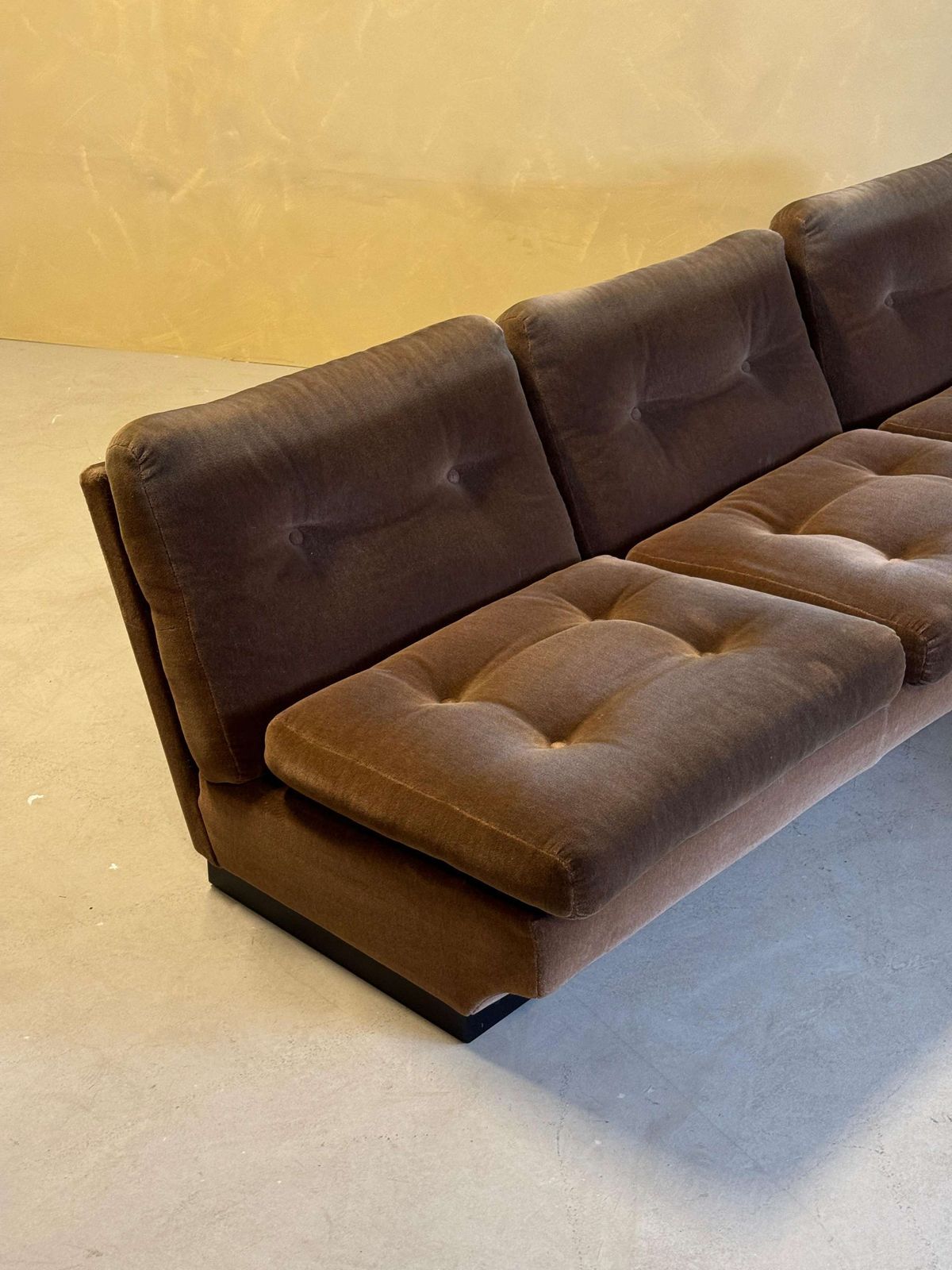 photo furniture Bruine Fluwelen Zitgroep Van Paolo Caliari Voor Cassina, Ca. Jaren 1960